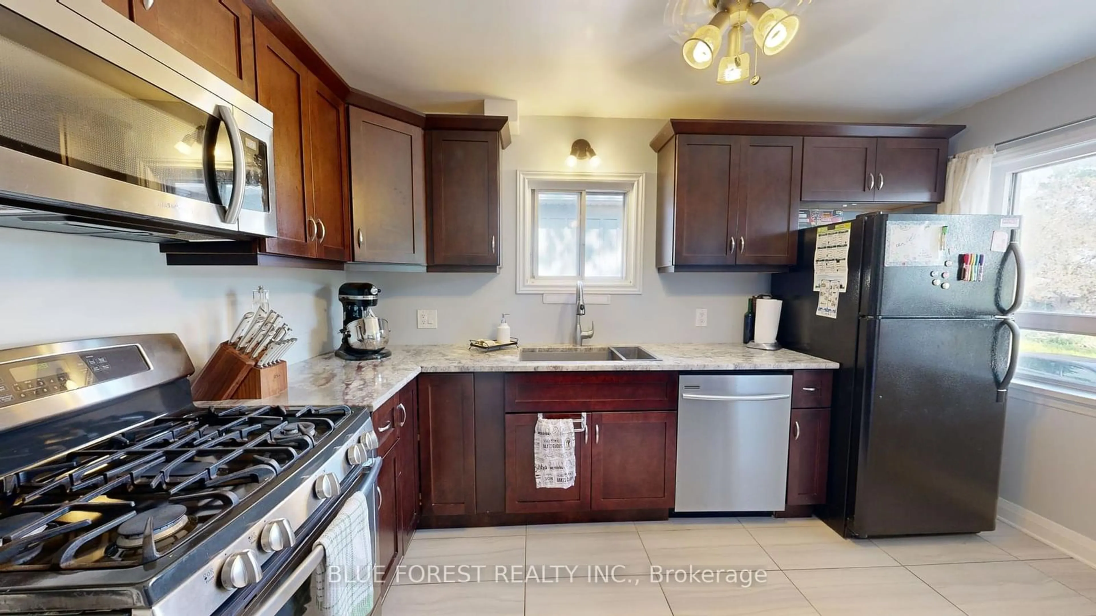 Standard kitchen, ceramic/tile floor for 18 Connaught Ave, London Ontario N5Y 3A3