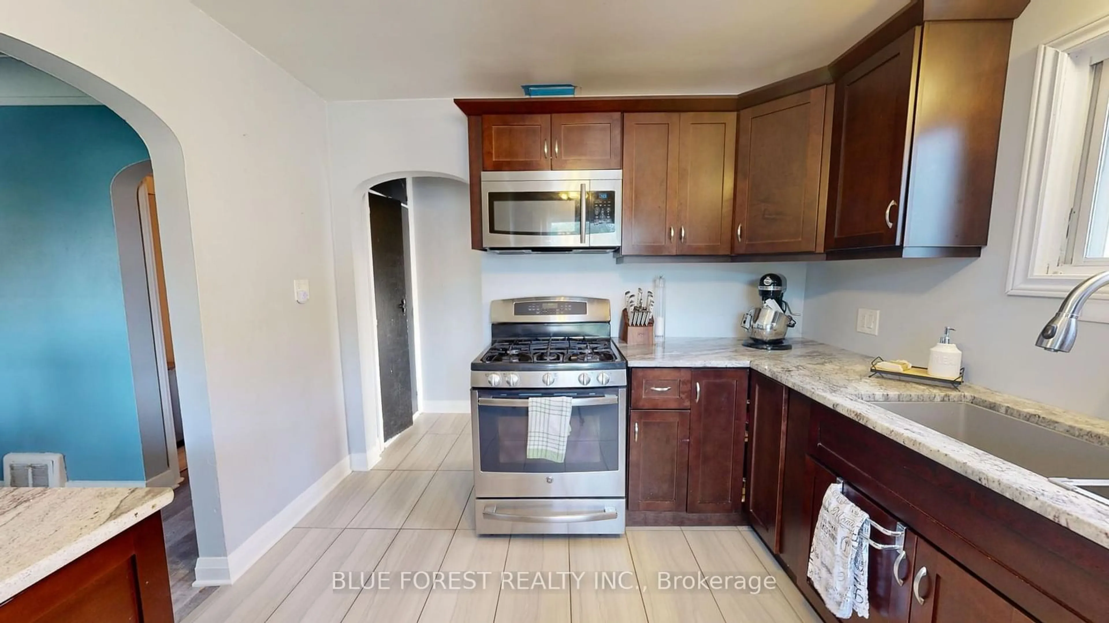 Standard kitchen, unknown for 18 Connaught Ave, London Ontario N5Y 3A3