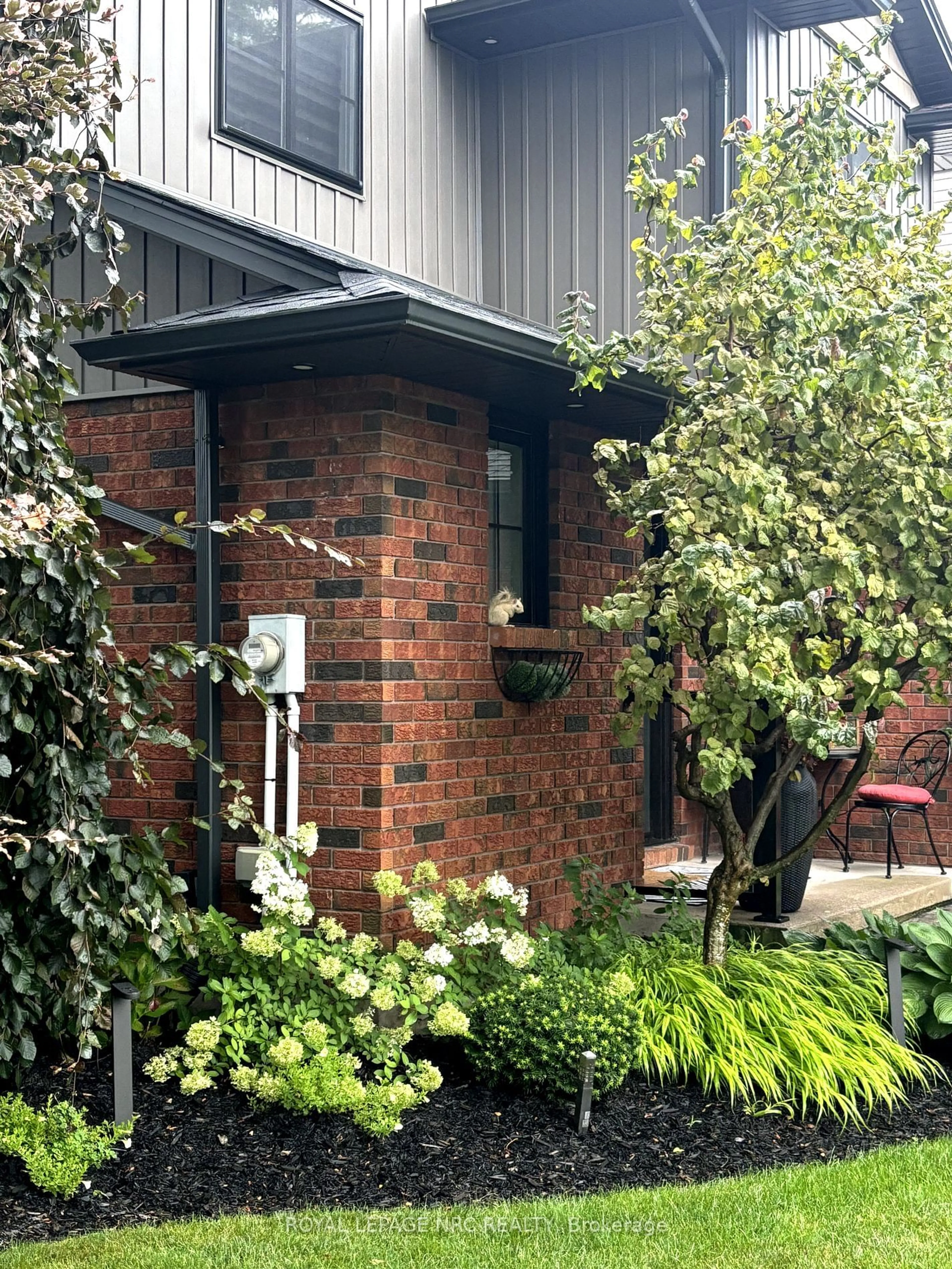 Home with brick exterior material, street for 6184 Trillium Cres, Niagara Falls Ontario L2G 7R4