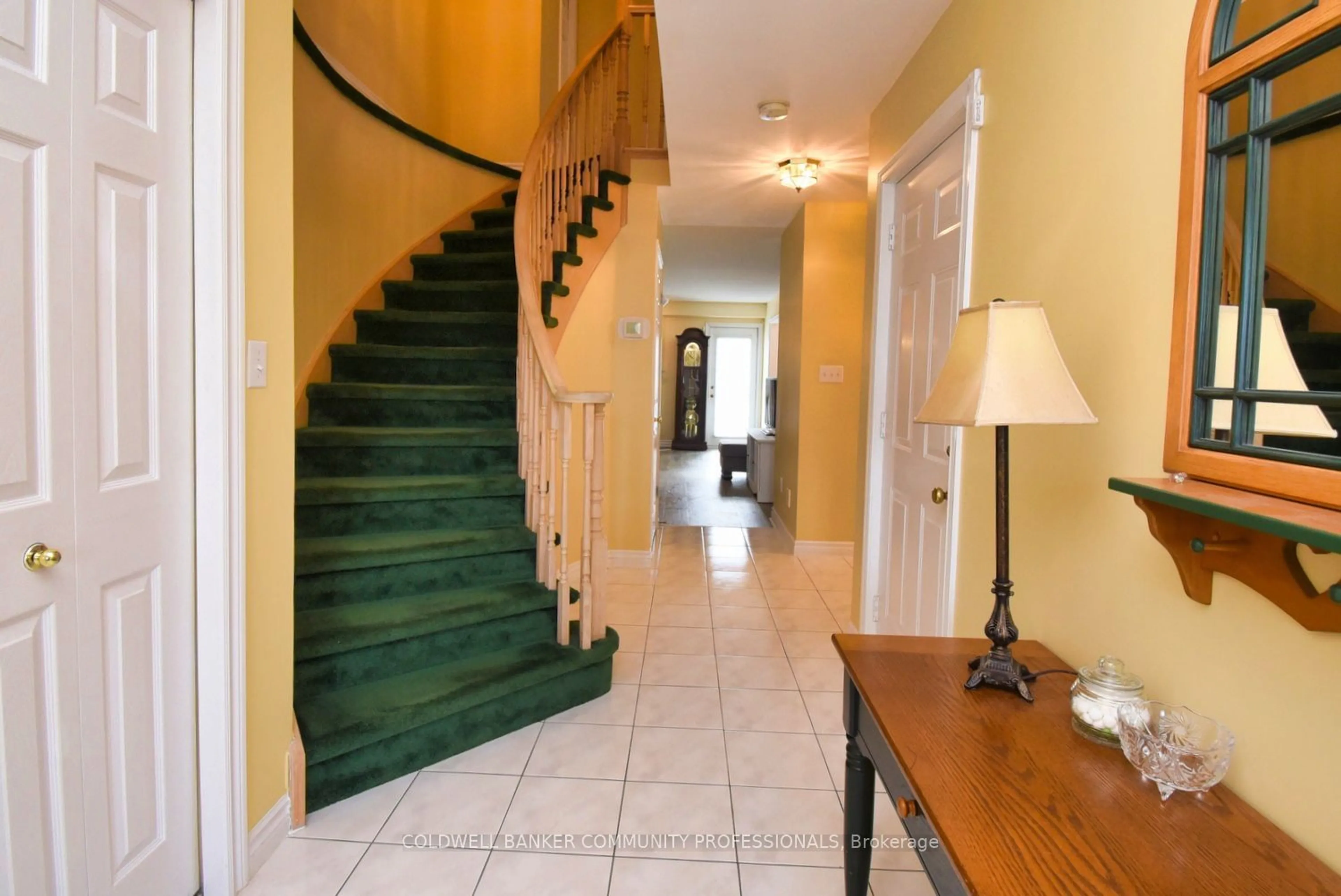 Indoor foyer for 151 Dicenzo Dr, Hamilton Ontario L9B 2K8