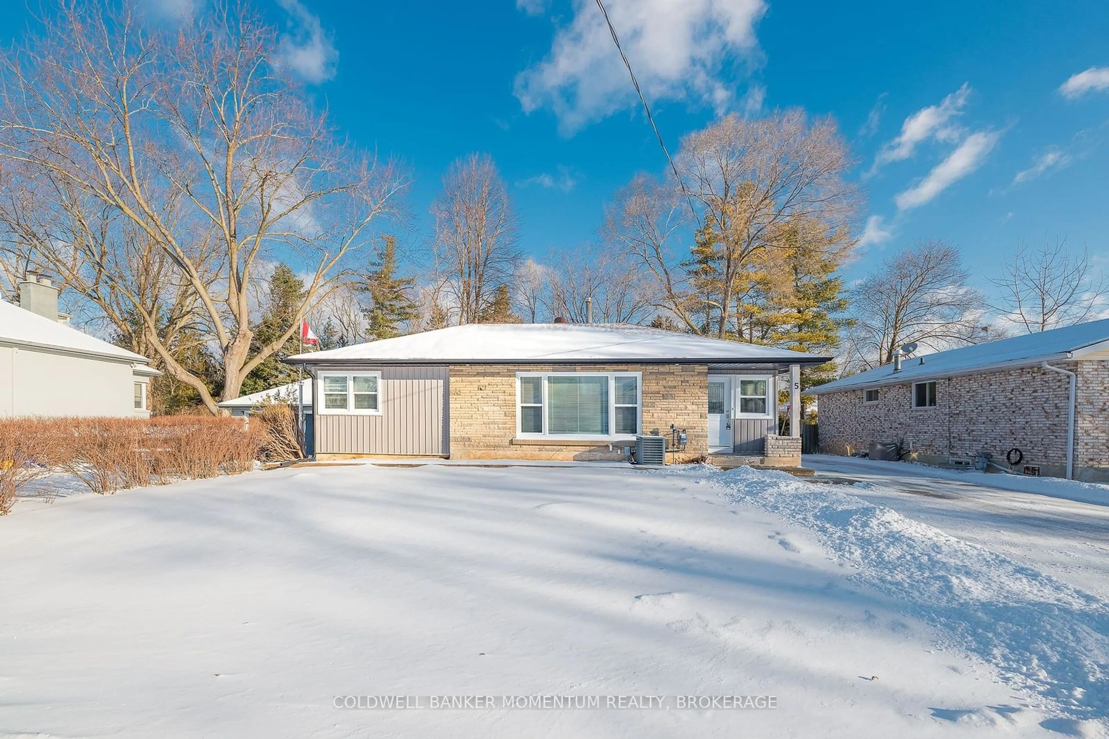 A pic from outside/outdoor area/front of a property/back of a property/a pic from drone, street for 5 Chorley Ave, St. Catharines Ontario L2M 2K8