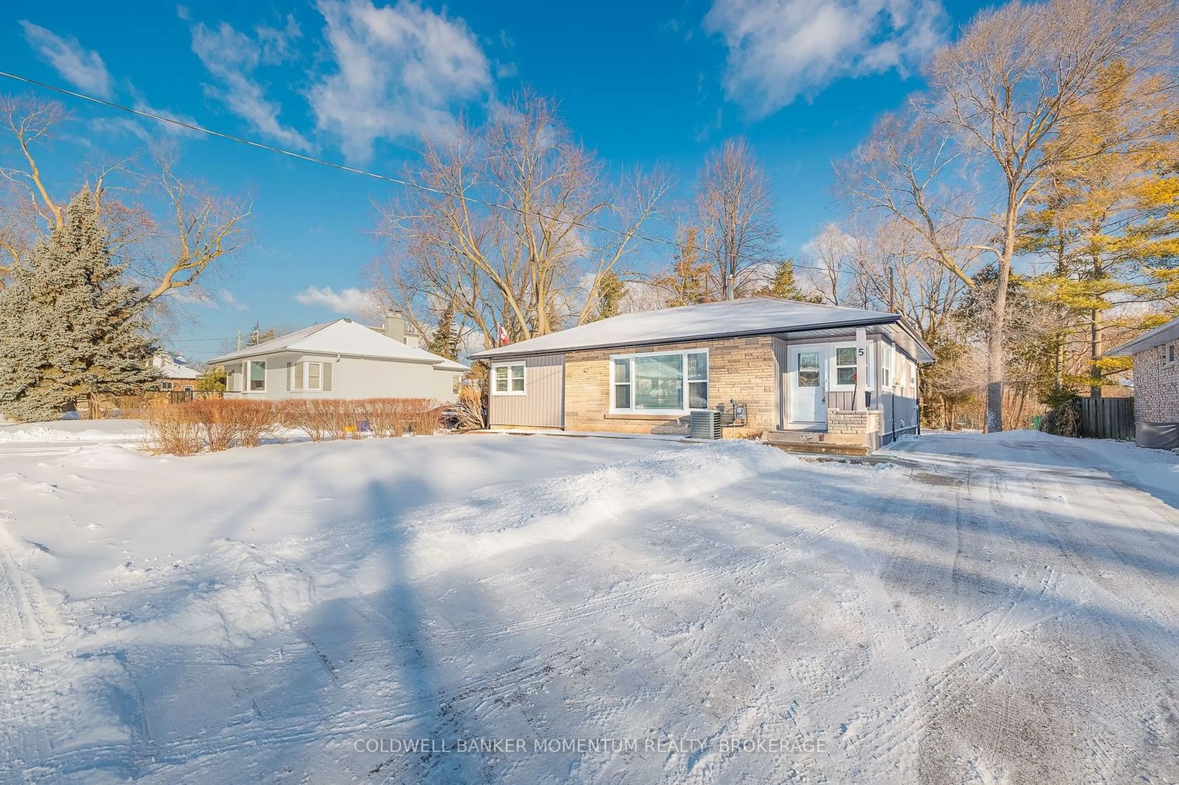 A pic from outside/outdoor area/front of a property/back of a property/a pic from drone, unknown for 5 Chorley Ave, St. Catharines Ontario L2M 2K8