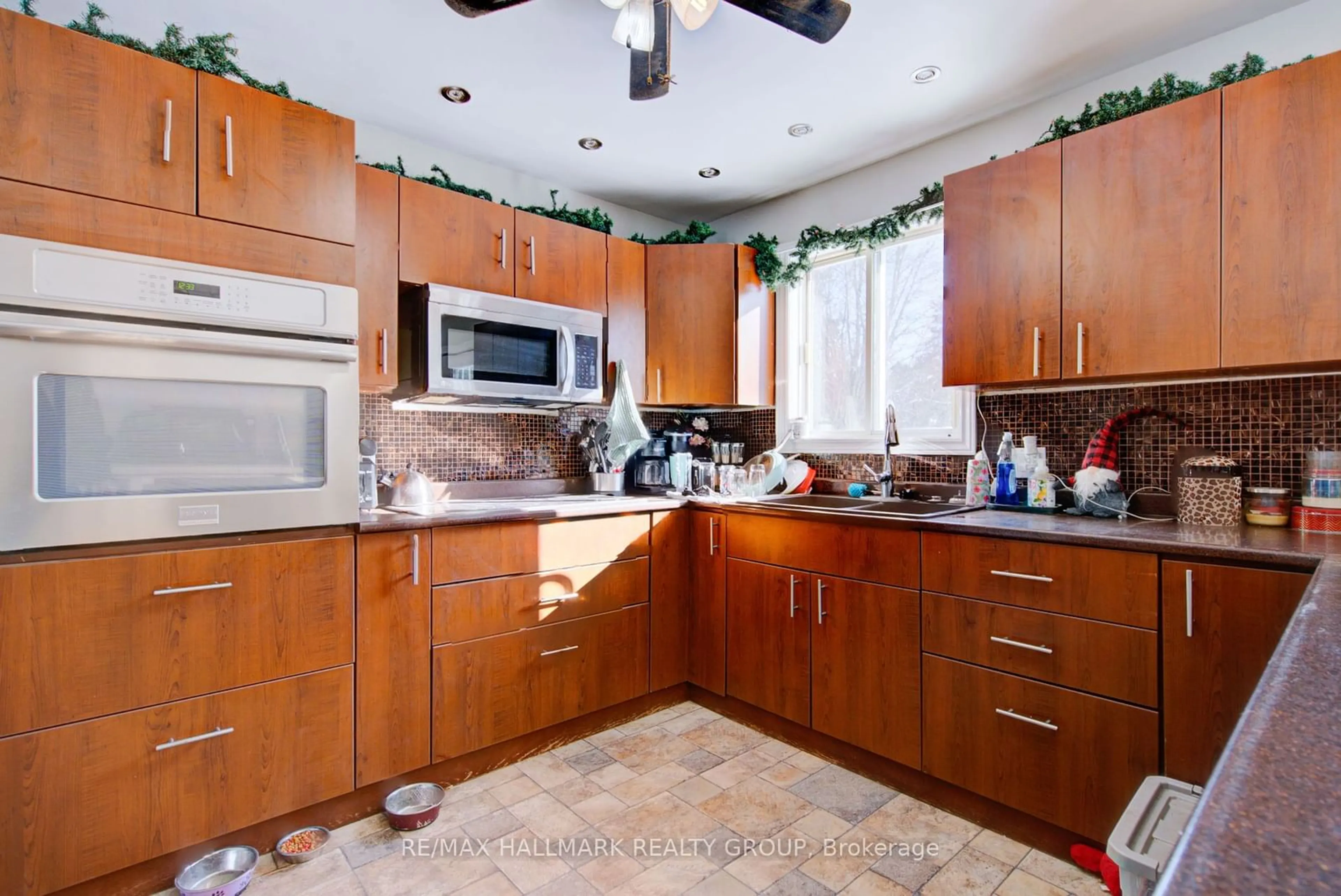 Standard kitchen, unknown for 877 Marsh Rd, North Algona Wilberforce Ontario K8A 6W4