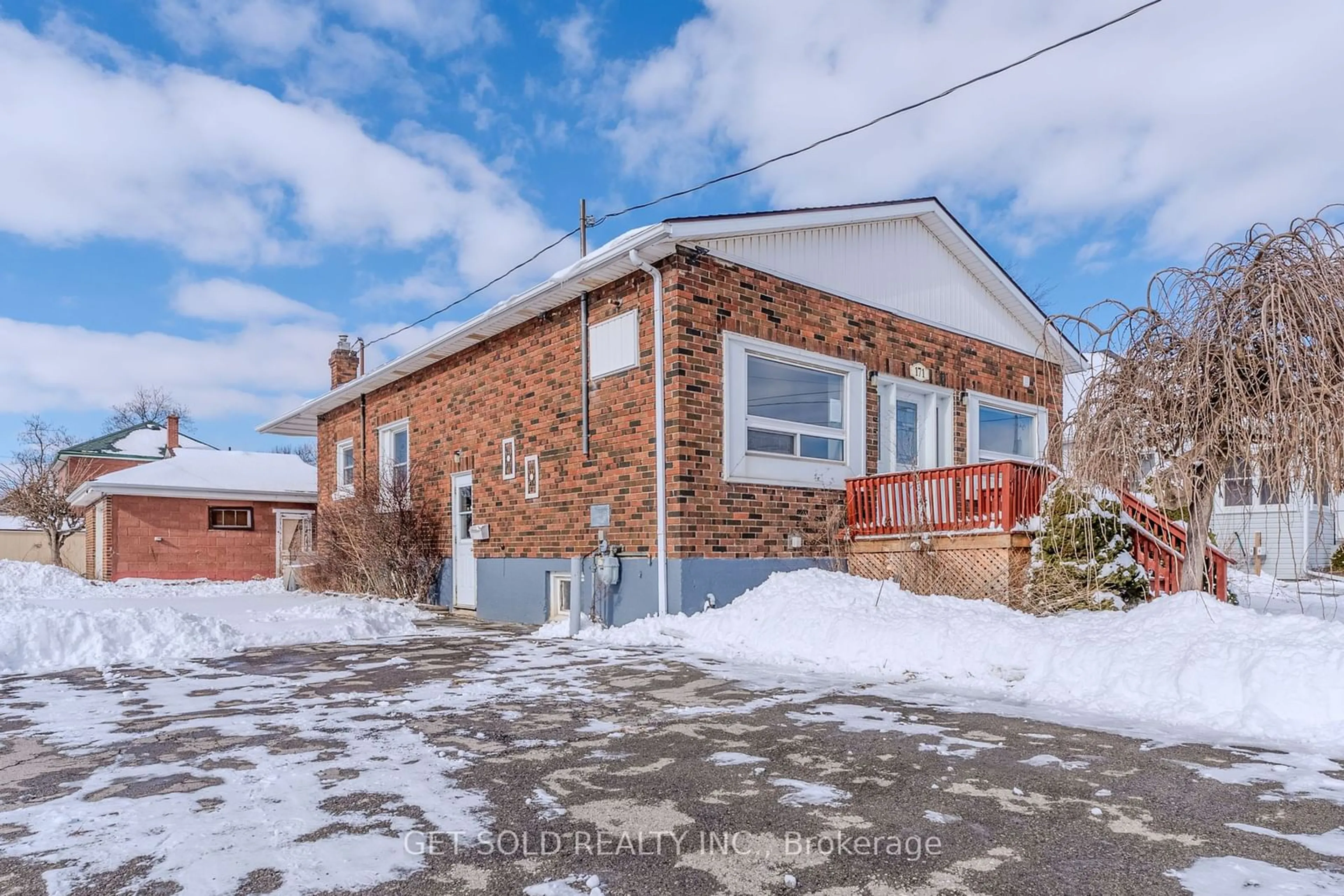 A pic from outside/outdoor area/front of a property/back of a property/a pic from drone, street for 171 Wallace Ave, Welland Ontario L3B 1R4