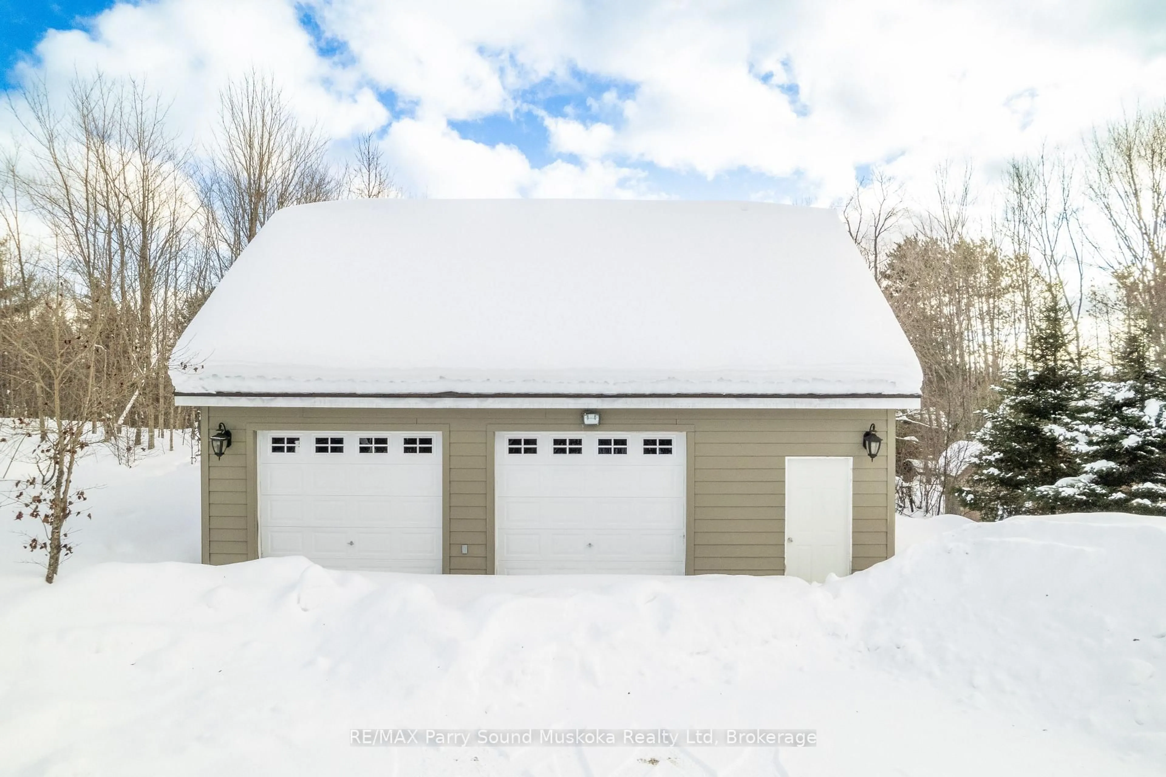 Indoor garage for 587 Centre Rd, McKellar Ontario P2A 0B4