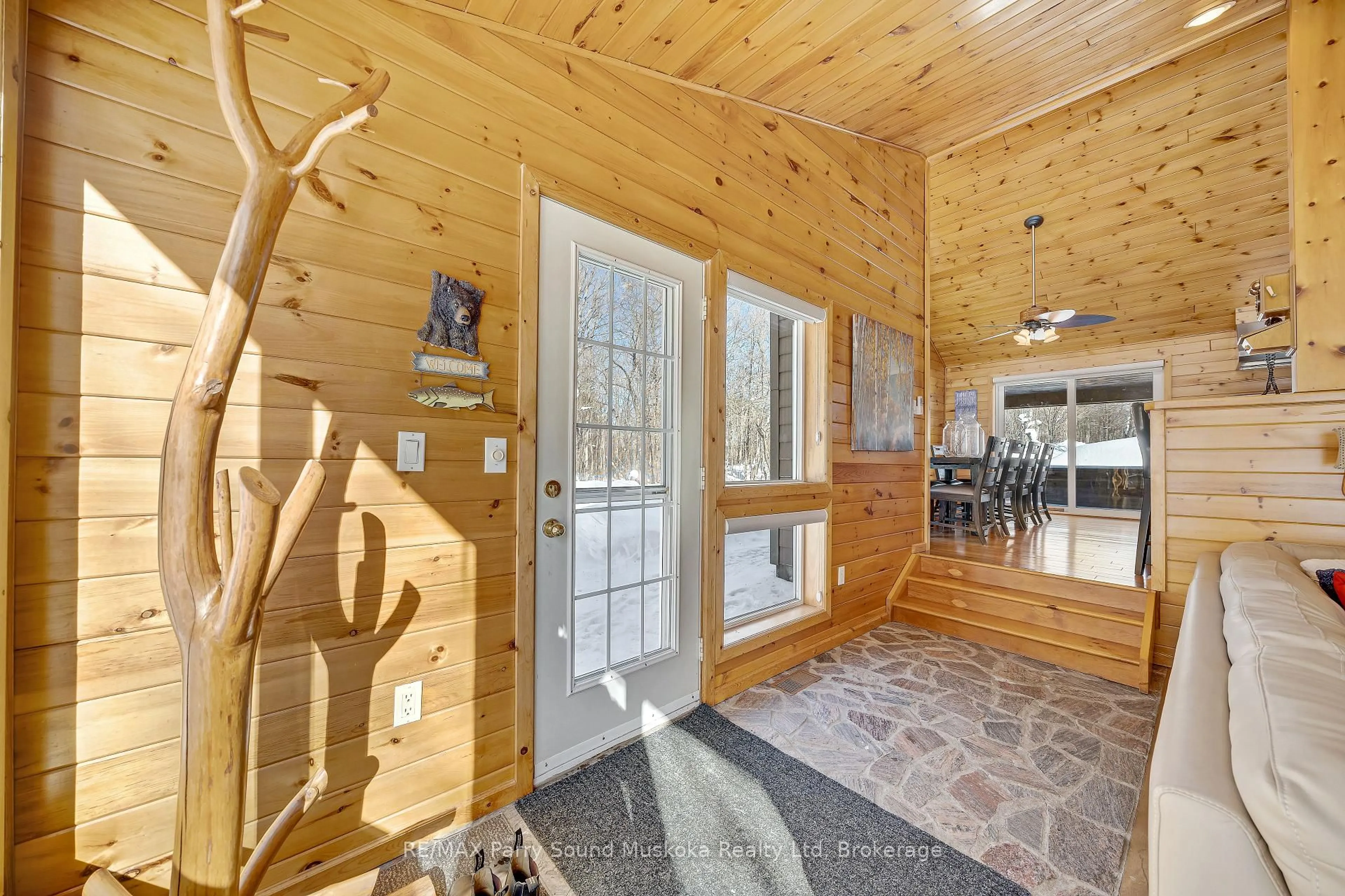 Indoor entryway for 587 Centre Rd, McKellar Ontario P2A 0B4
