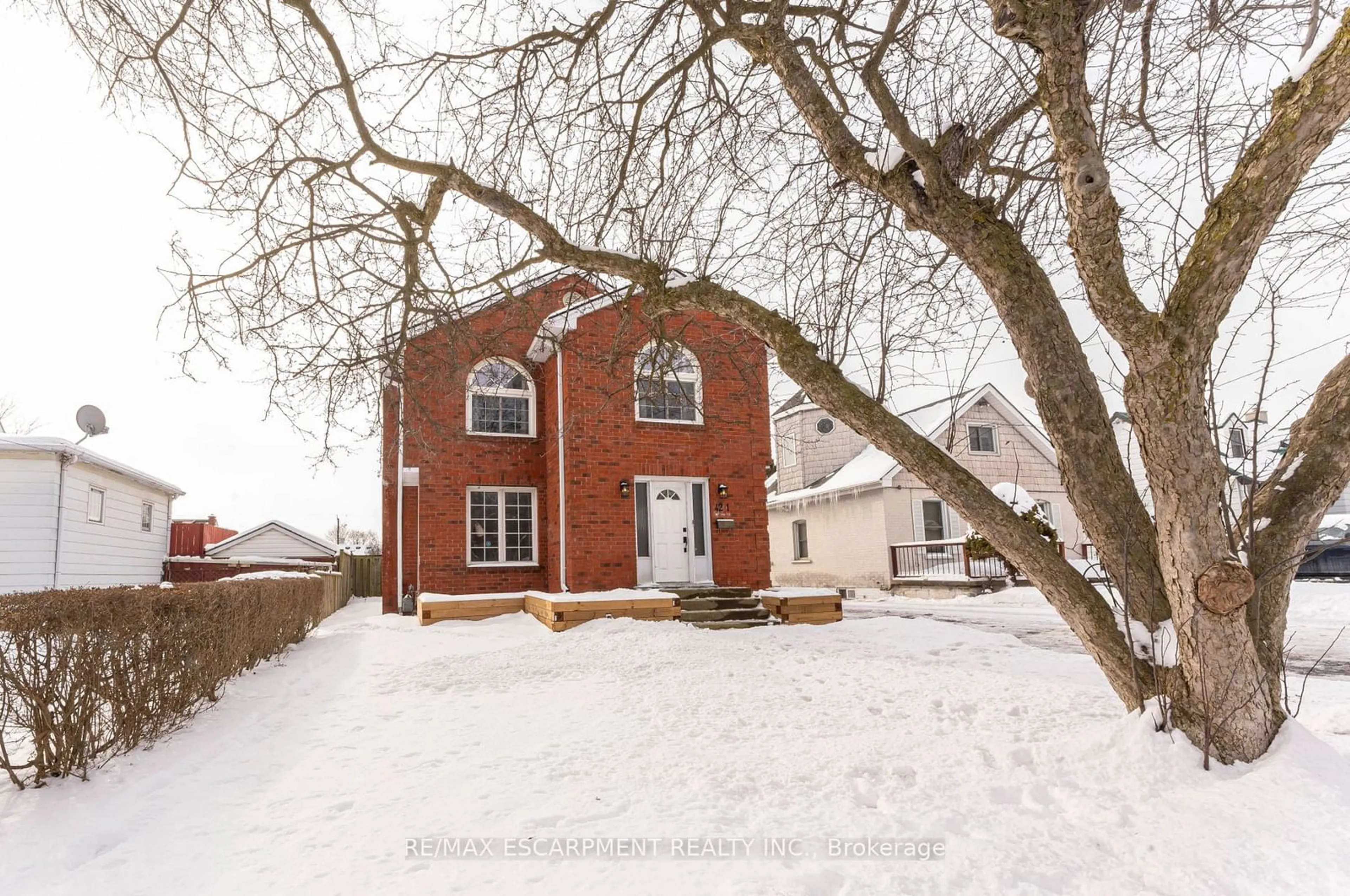 A pic from outside/outdoor area/front of a property/back of a property/a pic from drone, street for 421 Nelson St, Brantford Ontario N3S 4G1