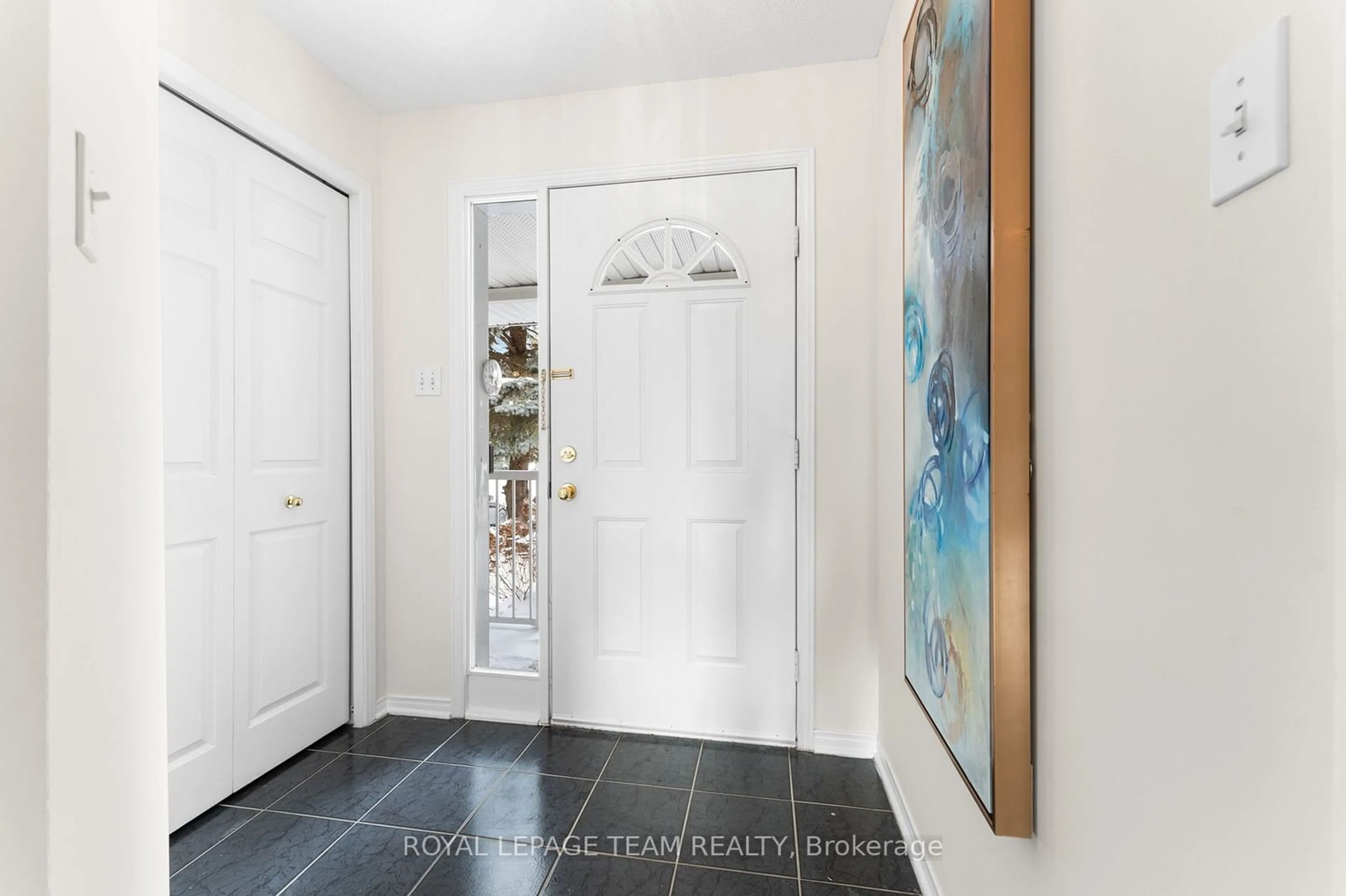 Indoor entryway for 59 Highmont Crt, Kanata Ontario K2T 1B2