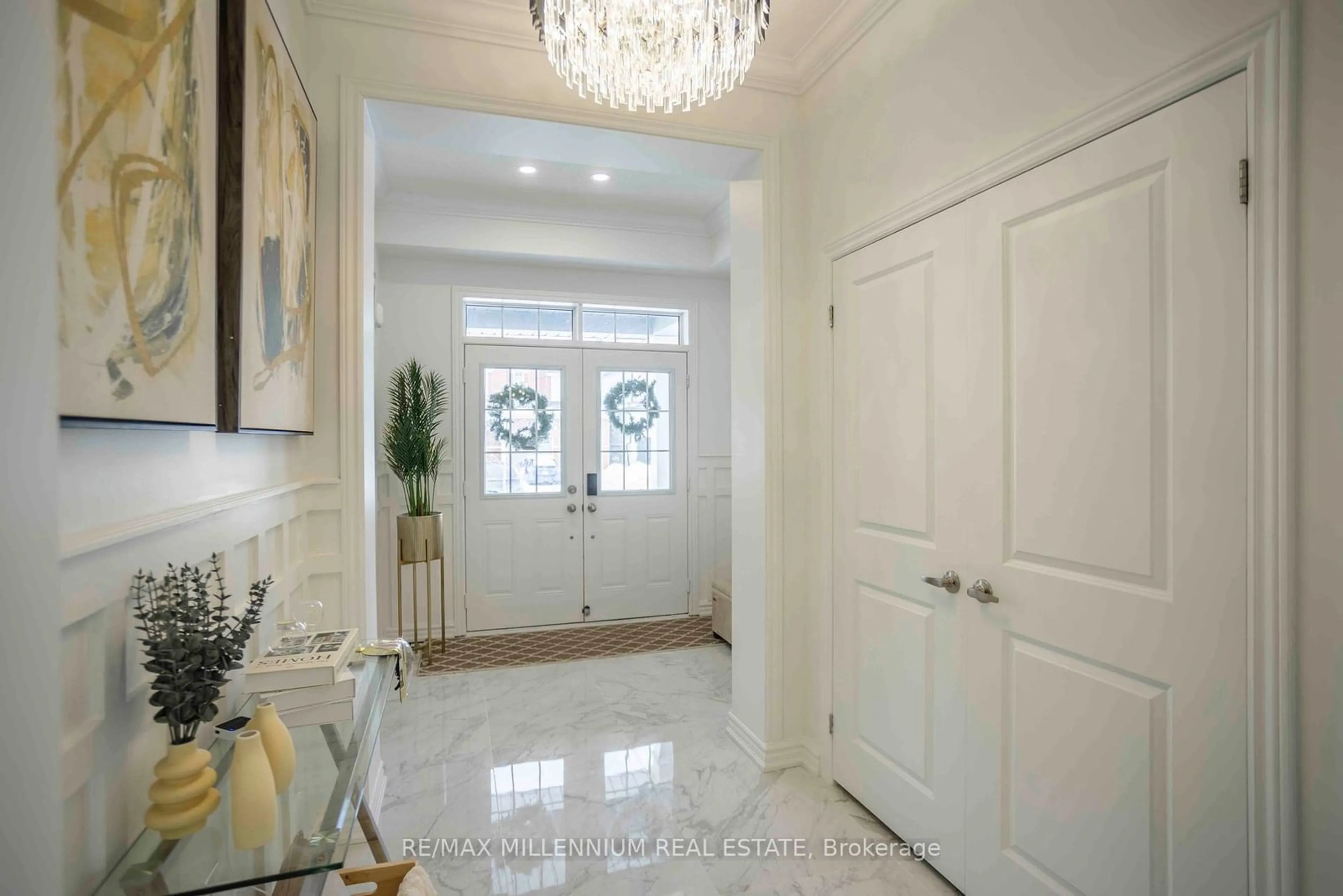 Indoor entryway for 45 Fernridge Hts, Cavan Monaghan Ontario L0A 1G0