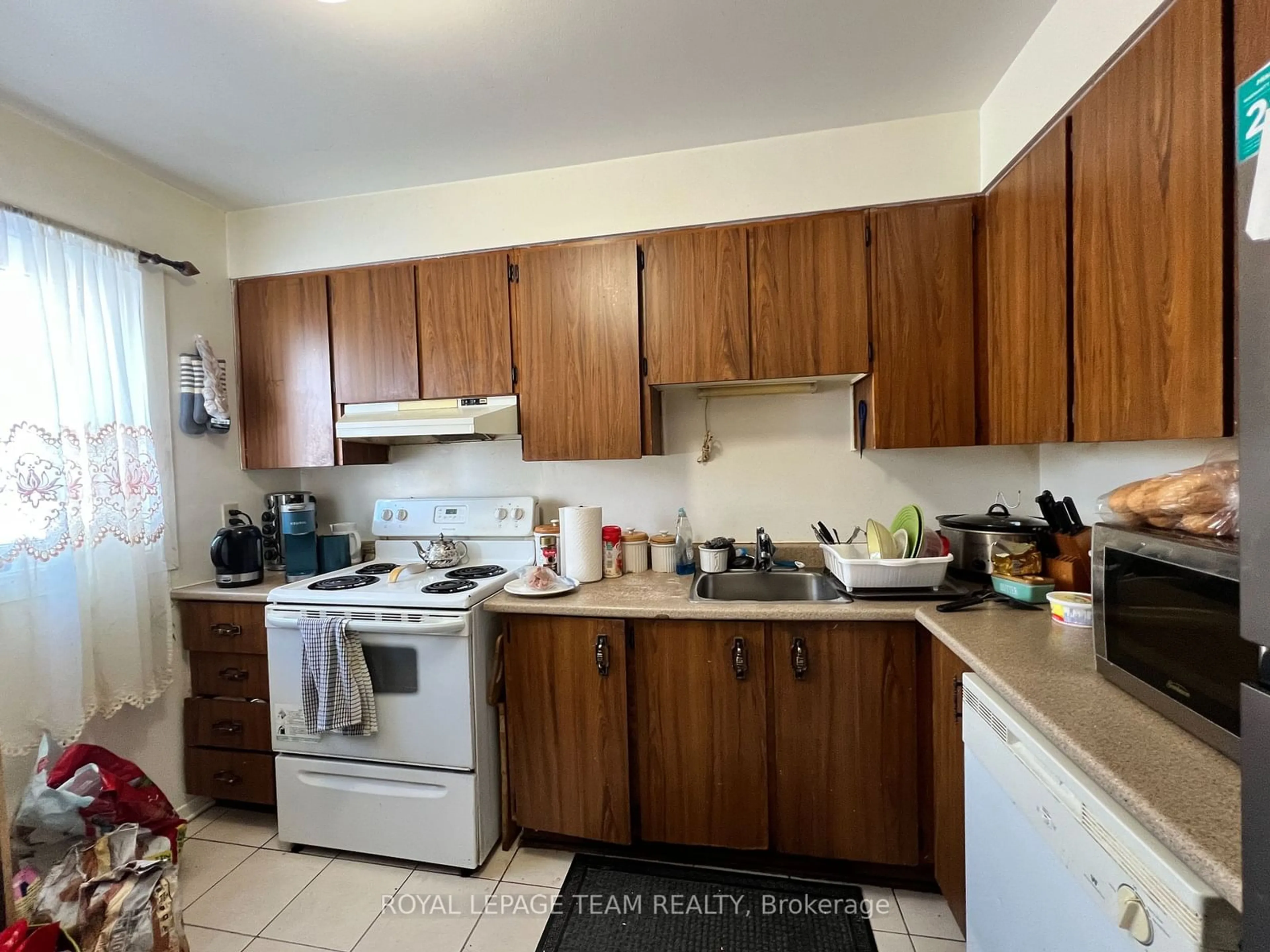 Standard kitchen, unknown for 1304 CEDARCROFT Cres, Cyrville - Carson Grove - Pineview Ontario K1B 5C7