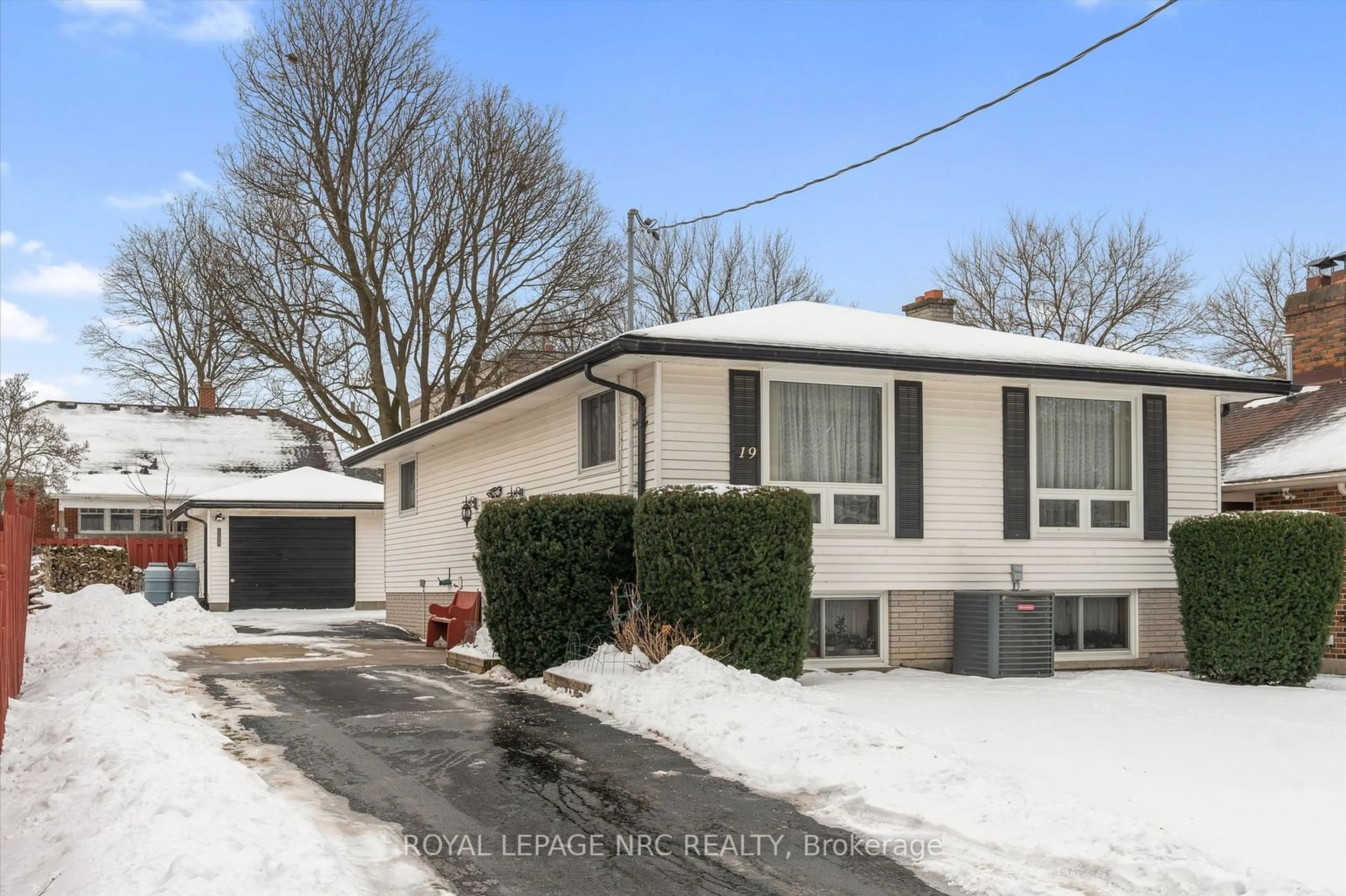 Home with vinyl exterior material, street for 19 Ursula Ave, St. Catharines Ontario L2T 1S9