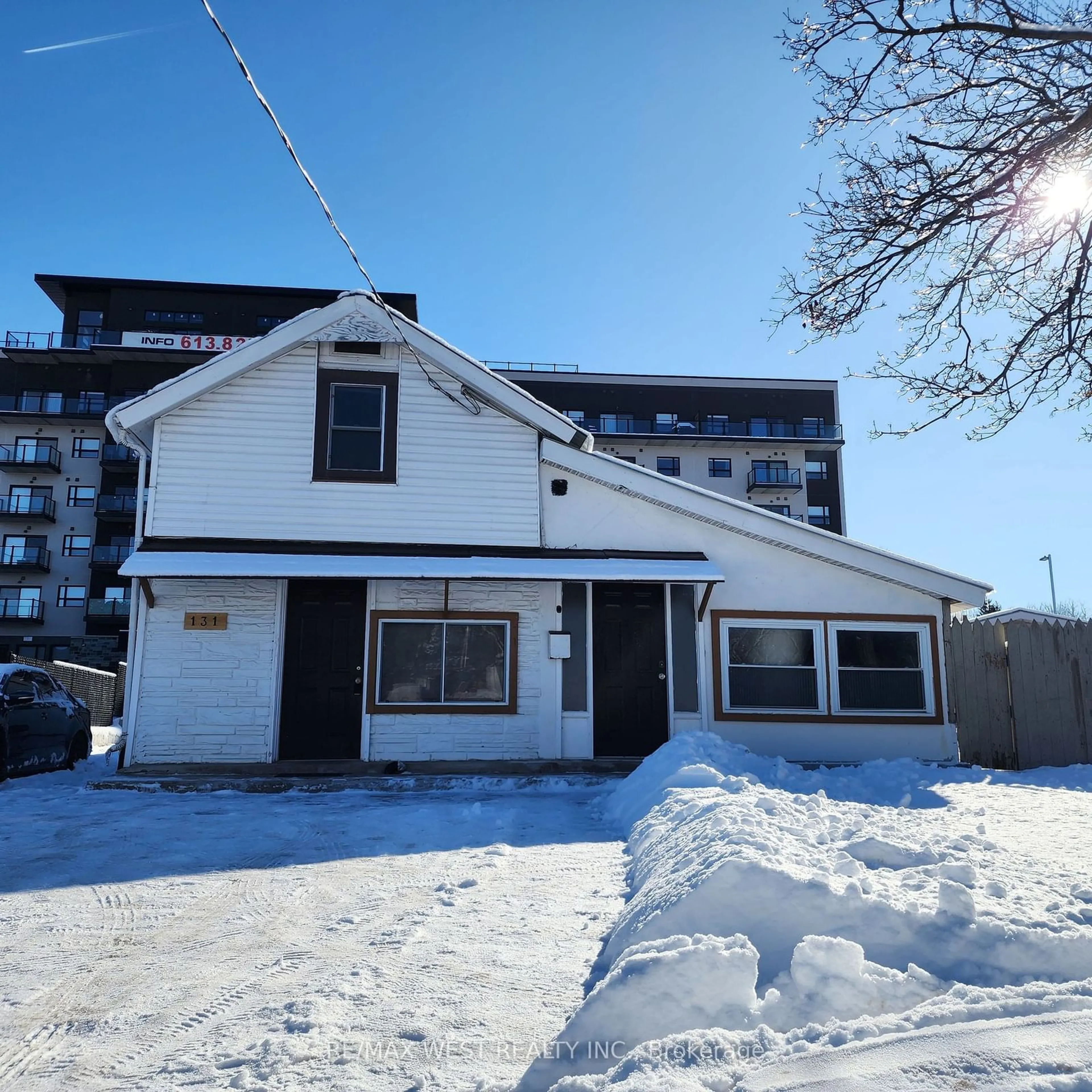 A pic from outside/outdoor area/front of a property/back of a property/a pic from drone, building for 131 Station St, Belleville Ontario K8N 2S9