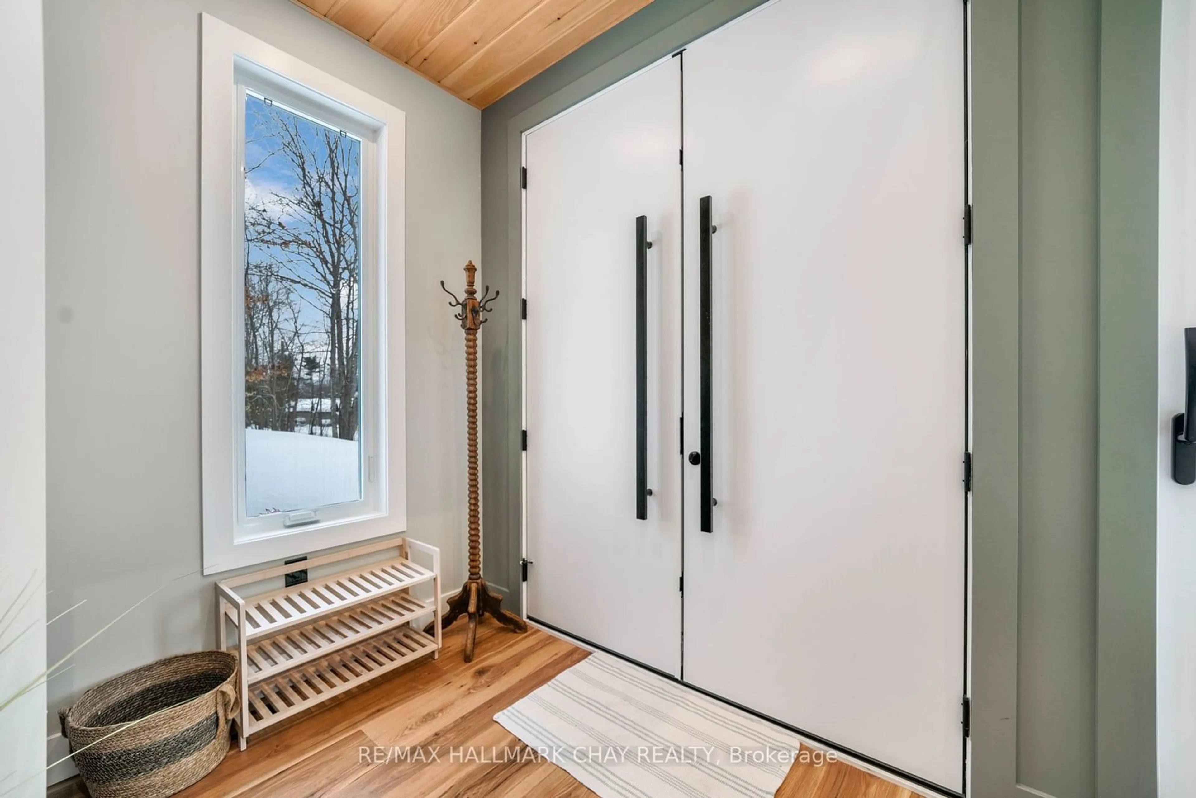 Indoor entryway for 199 Musquash Rd, Gravenhurst Ontario P1P 0E8