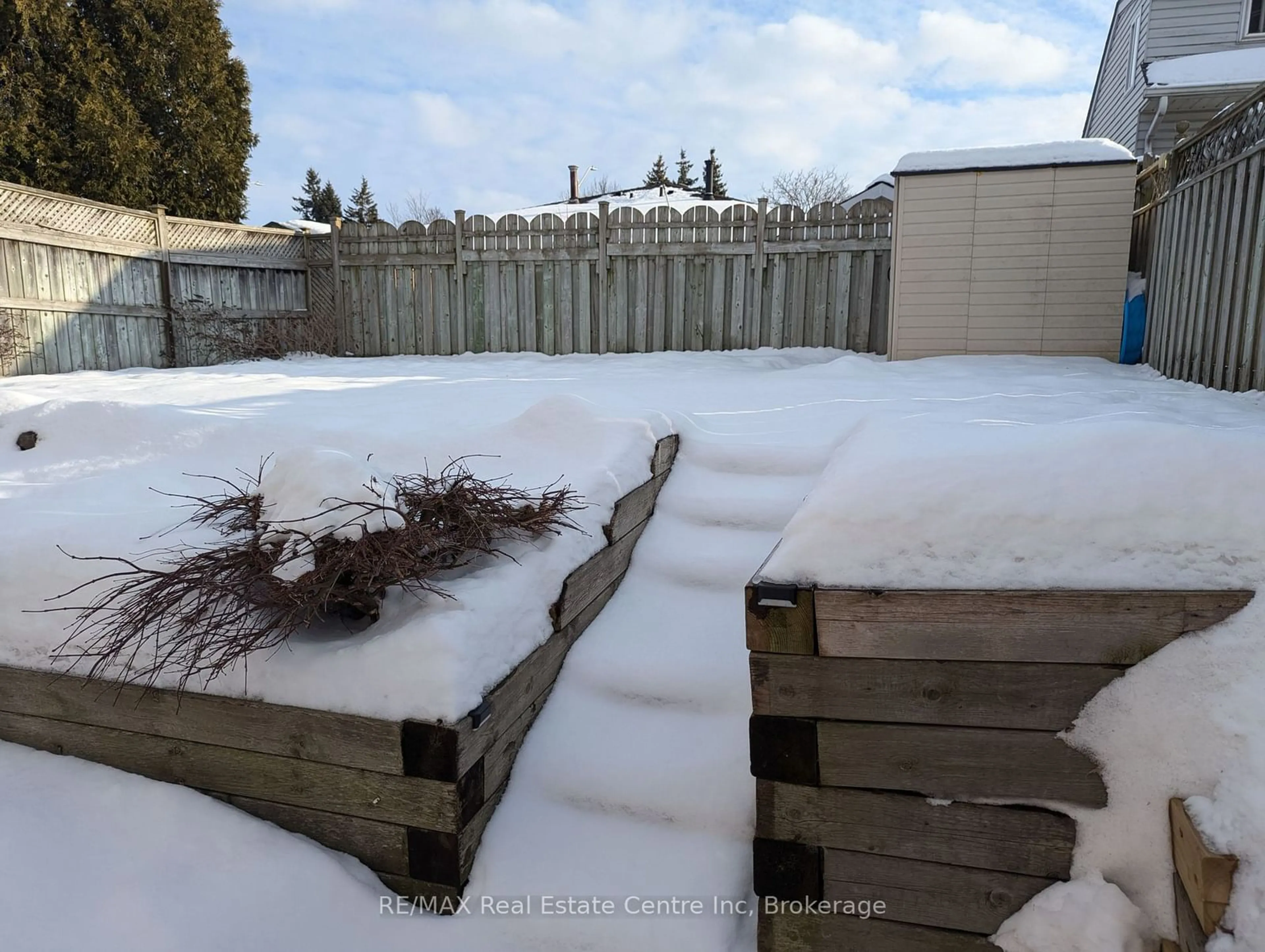 Shed for 1014A Vanier Ave, Woodstock Ontario N4S 4K4