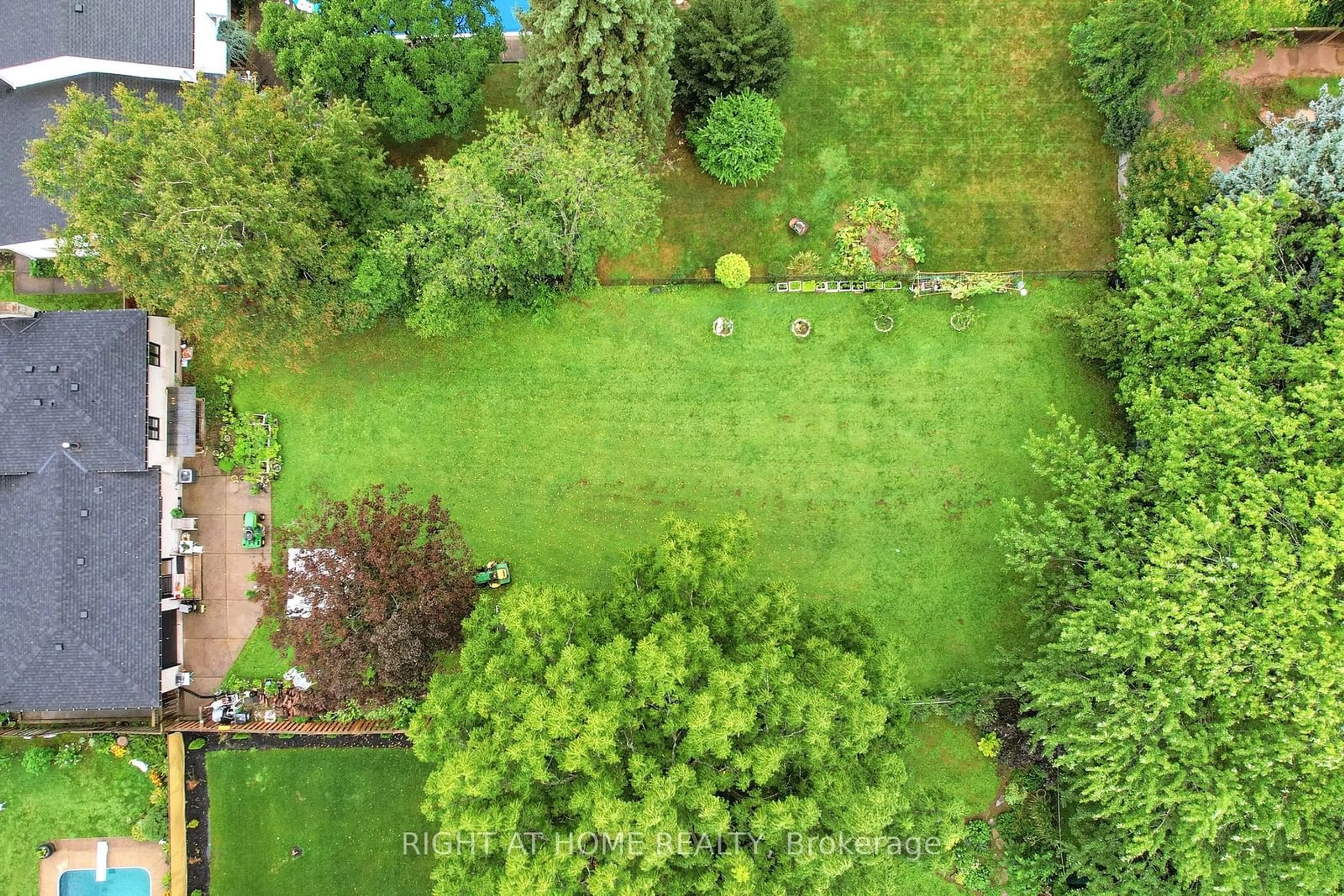 A pic from outside/outdoor area/front of a property/back of a property/a pic from drone, forest/trees view for 3787 DORCHESTER Rd, Niagara Falls Ontario L2J 3A8