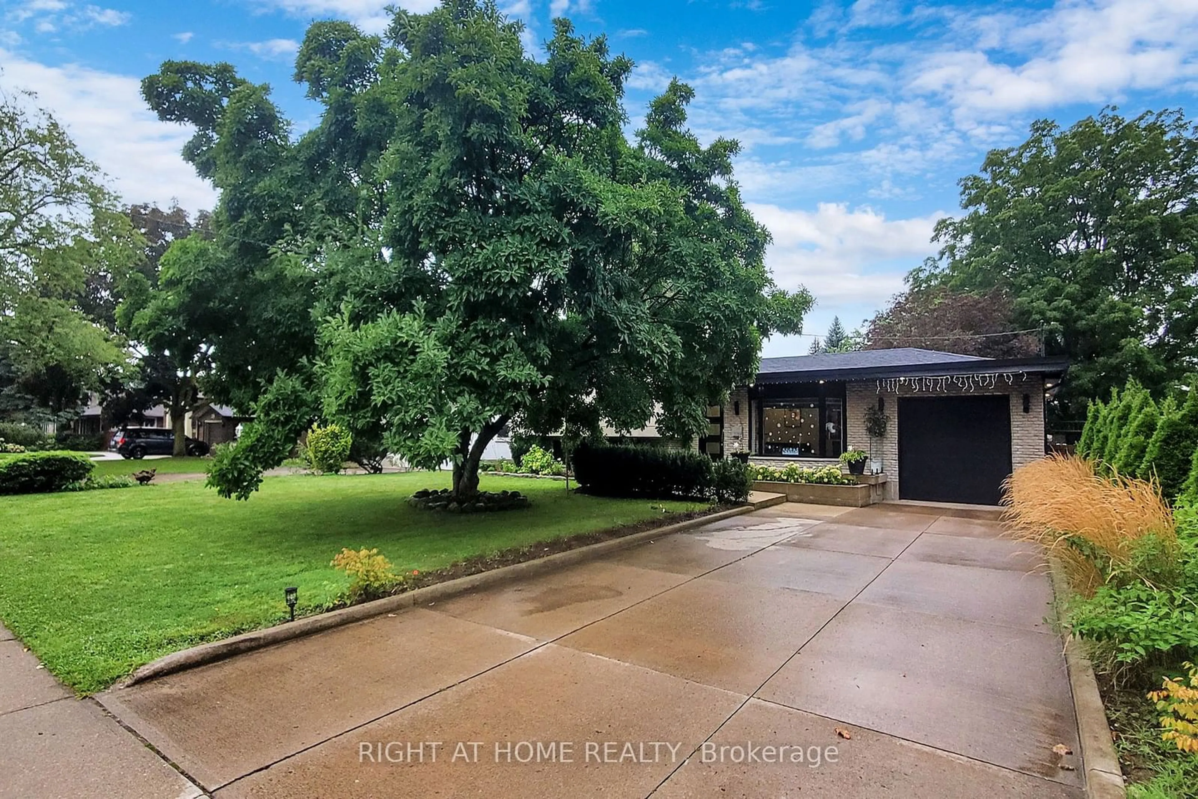 A pic from outside/outdoor area/front of a property/back of a property/a pic from drone, street for 3787 DORCHESTER Rd, Niagara Falls Ontario L2J 3A8