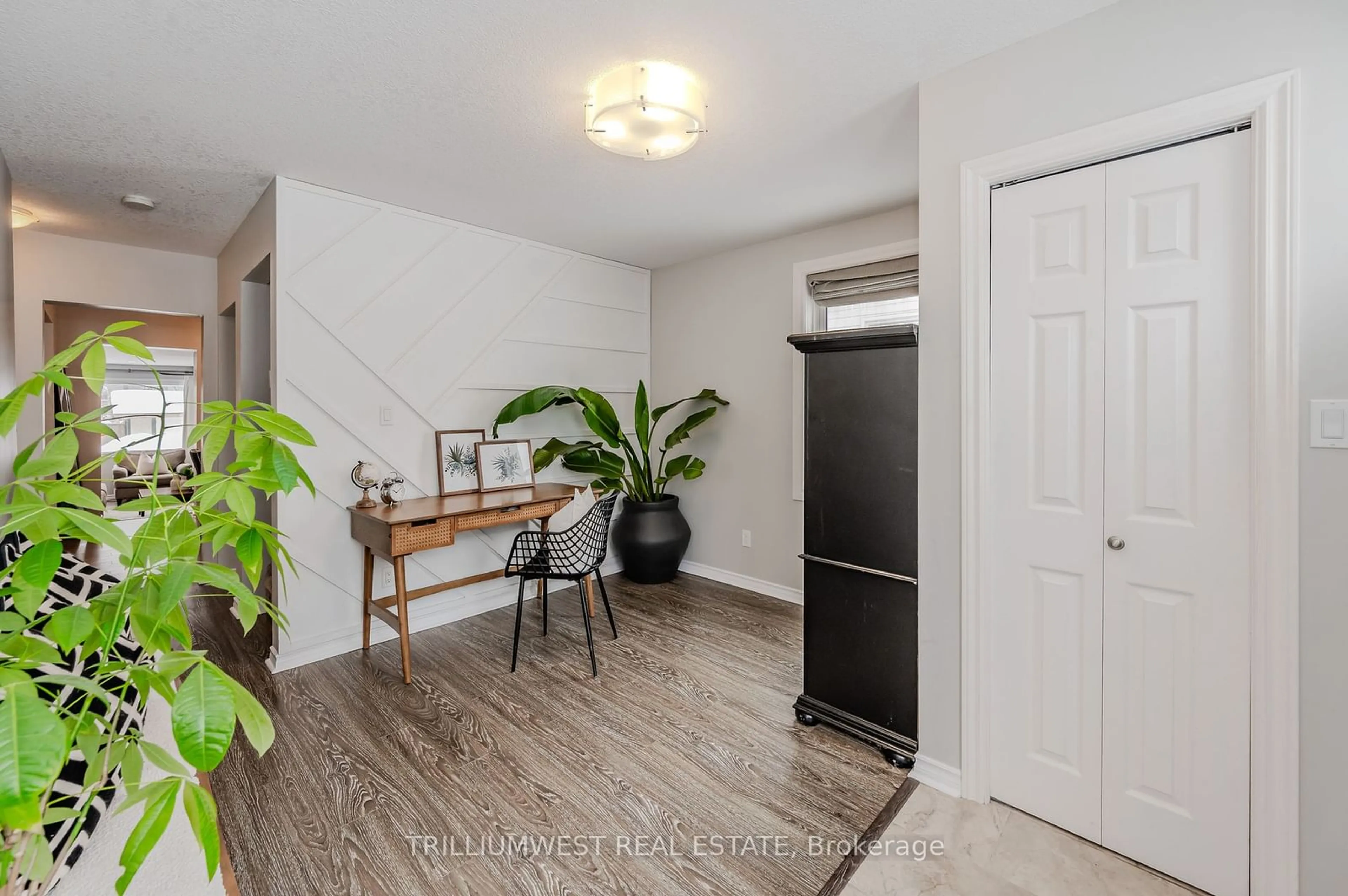 Indoor entryway for 1139 Queens Blvd, Kitchener Ontario N2M 1B9