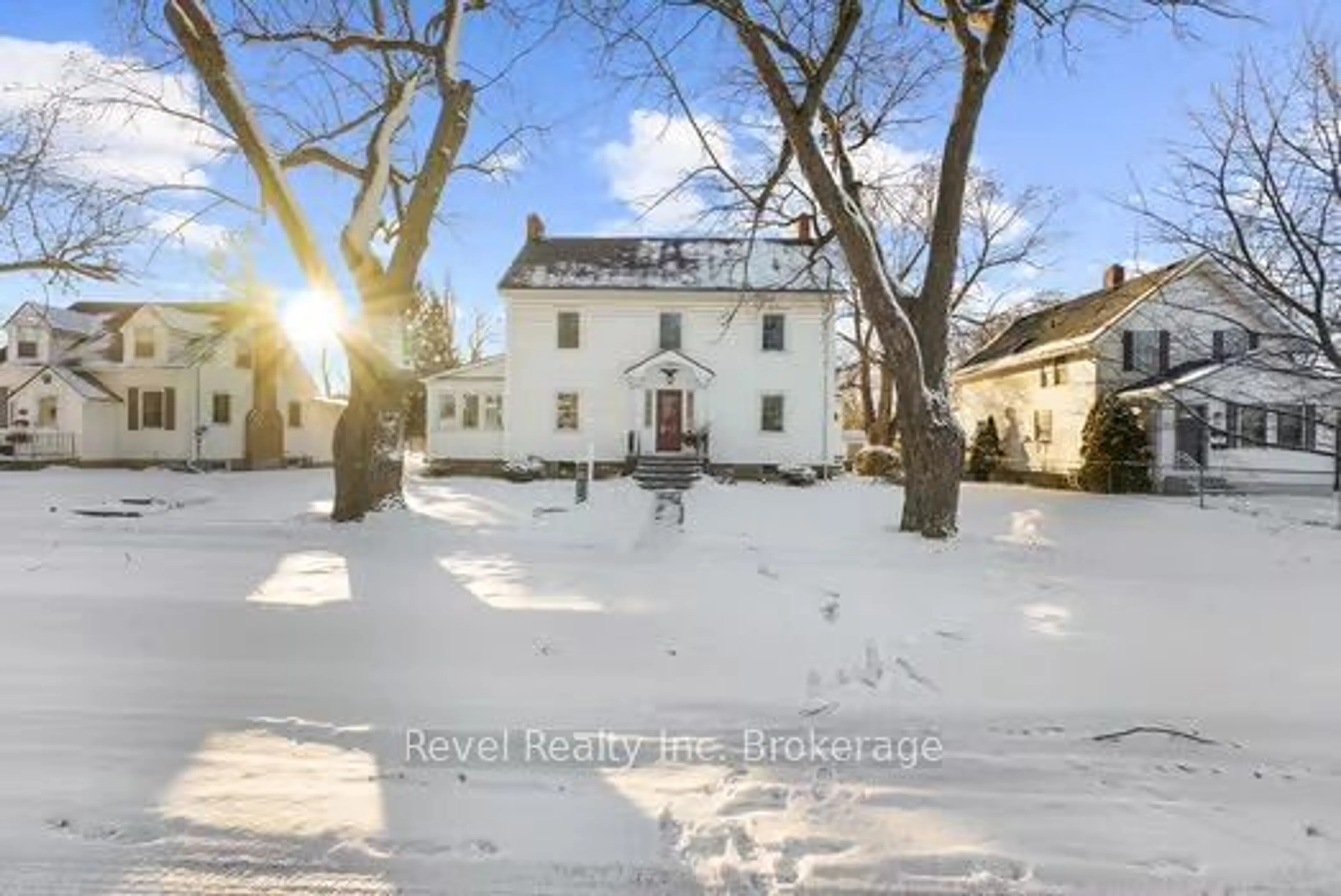 A pic from outside/outdoor area/front of a property/back of a property/a pic from drone, building for 166 North St, Fort Erie Ontario L2A 3R7