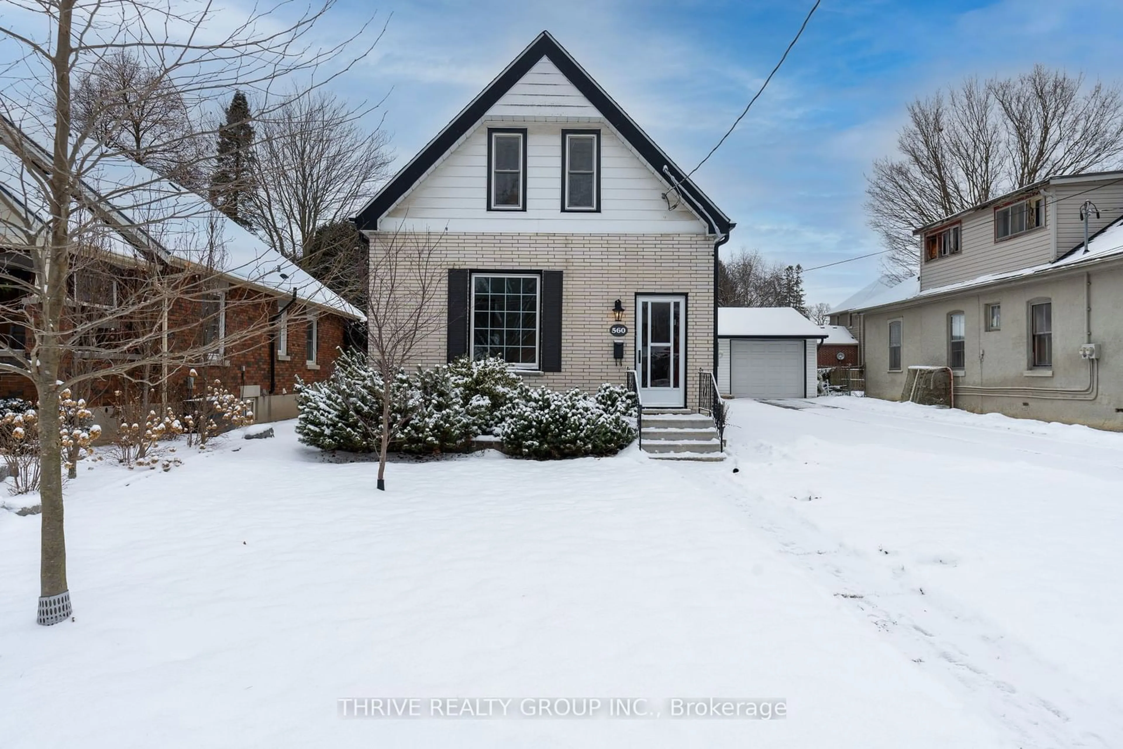 A pic from outside/outdoor area/front of a property/back of a property/a pic from drone, street for 560 Grosvenor St, London Ontario N5Y 3T1