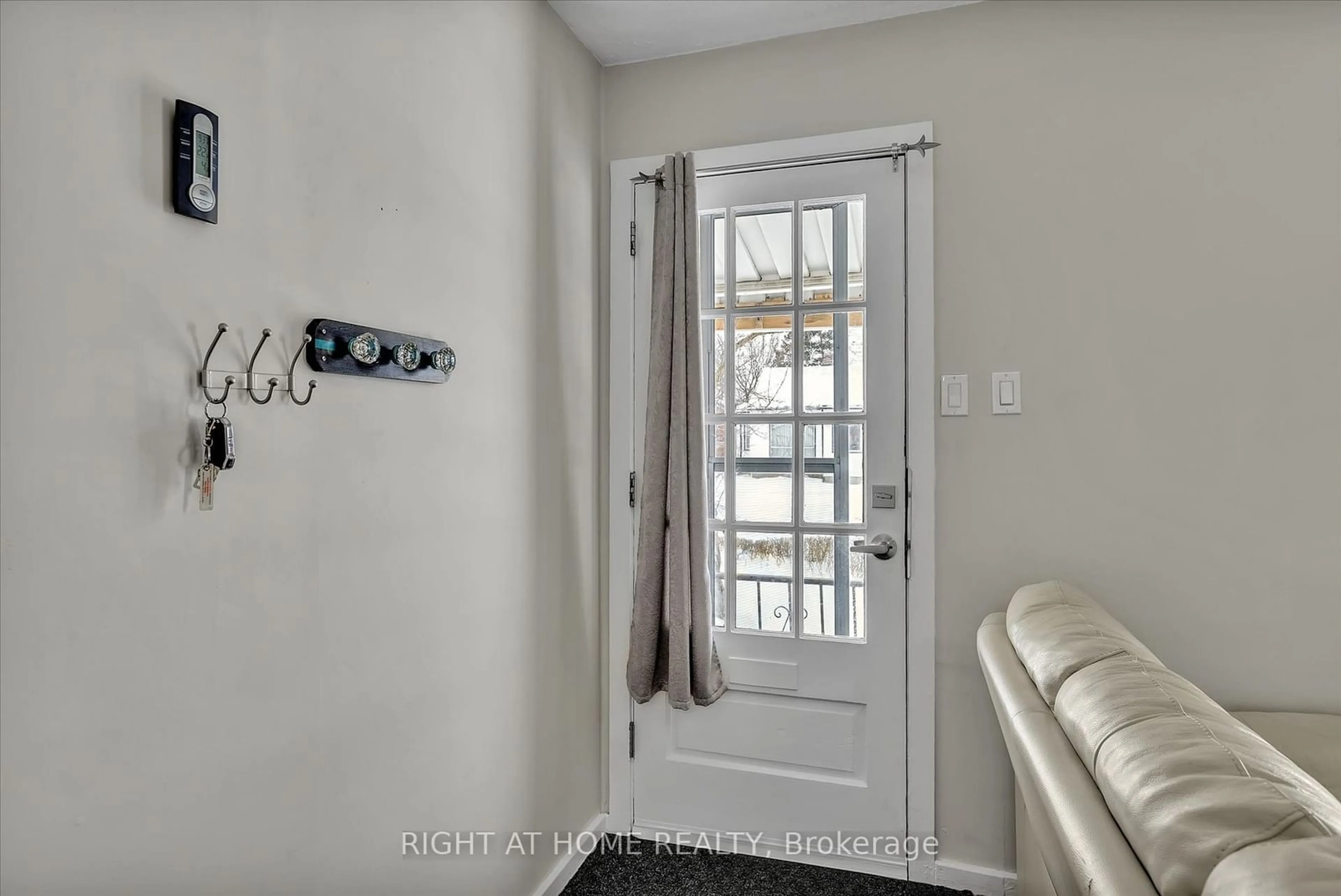 Indoor entryway for 724 New Romaine St, Peterborough Ontario K9J 2E8