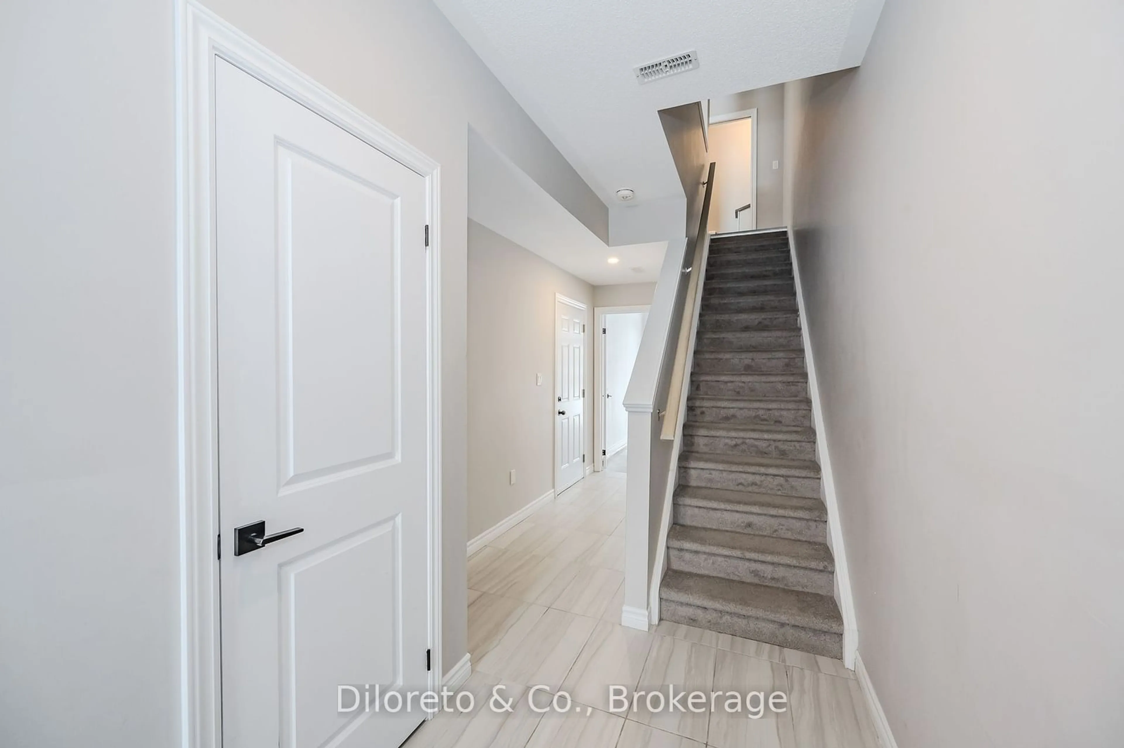 Indoor entryway for 1131 Gordon St #5, Guelph Ontario N1L 1H2