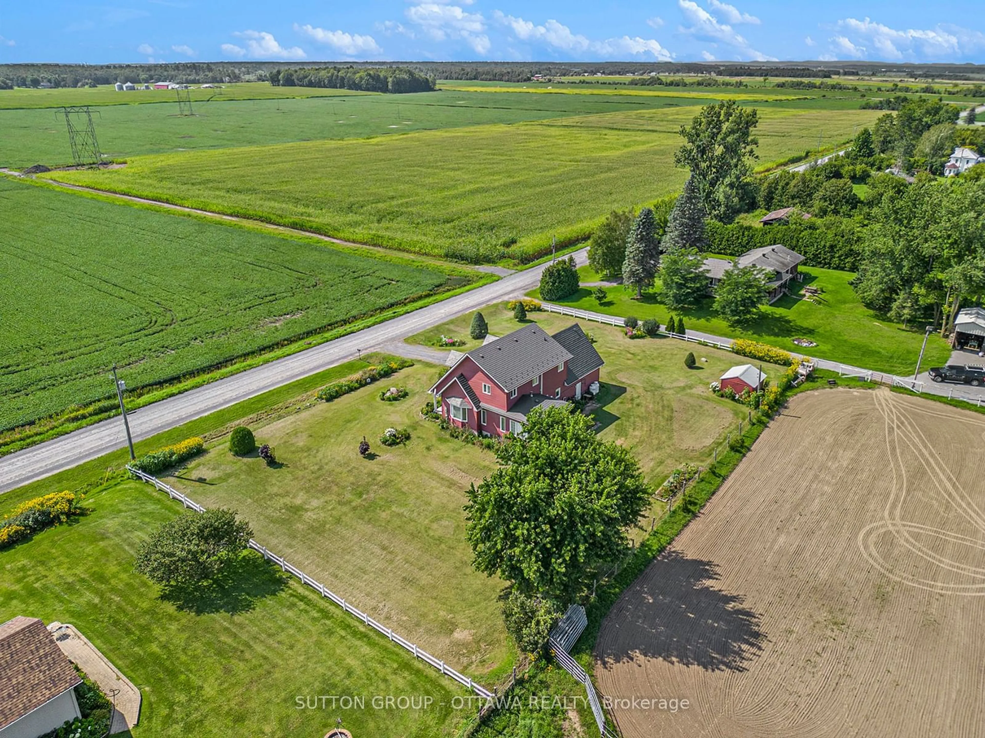 A pic from outside/outdoor area/front of a property/back of a property/a pic from drone, street for 4031 Boileau Rd, Clarence-Rockland Ontario K0A 1E0