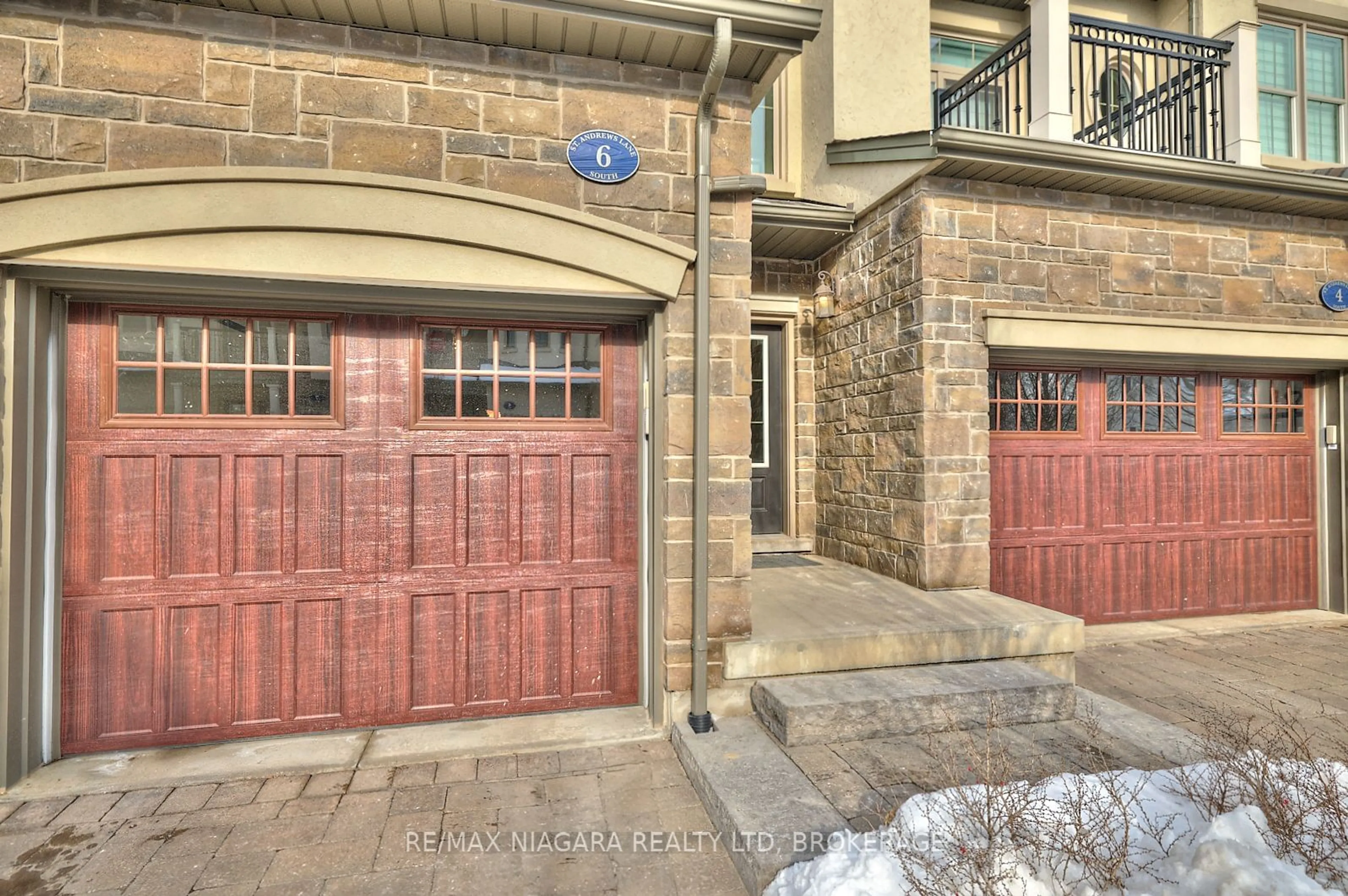 Indoor entryway for 6 St. Andrews Lane, Niagara-on-the-Lake Ontario L0S 1J0