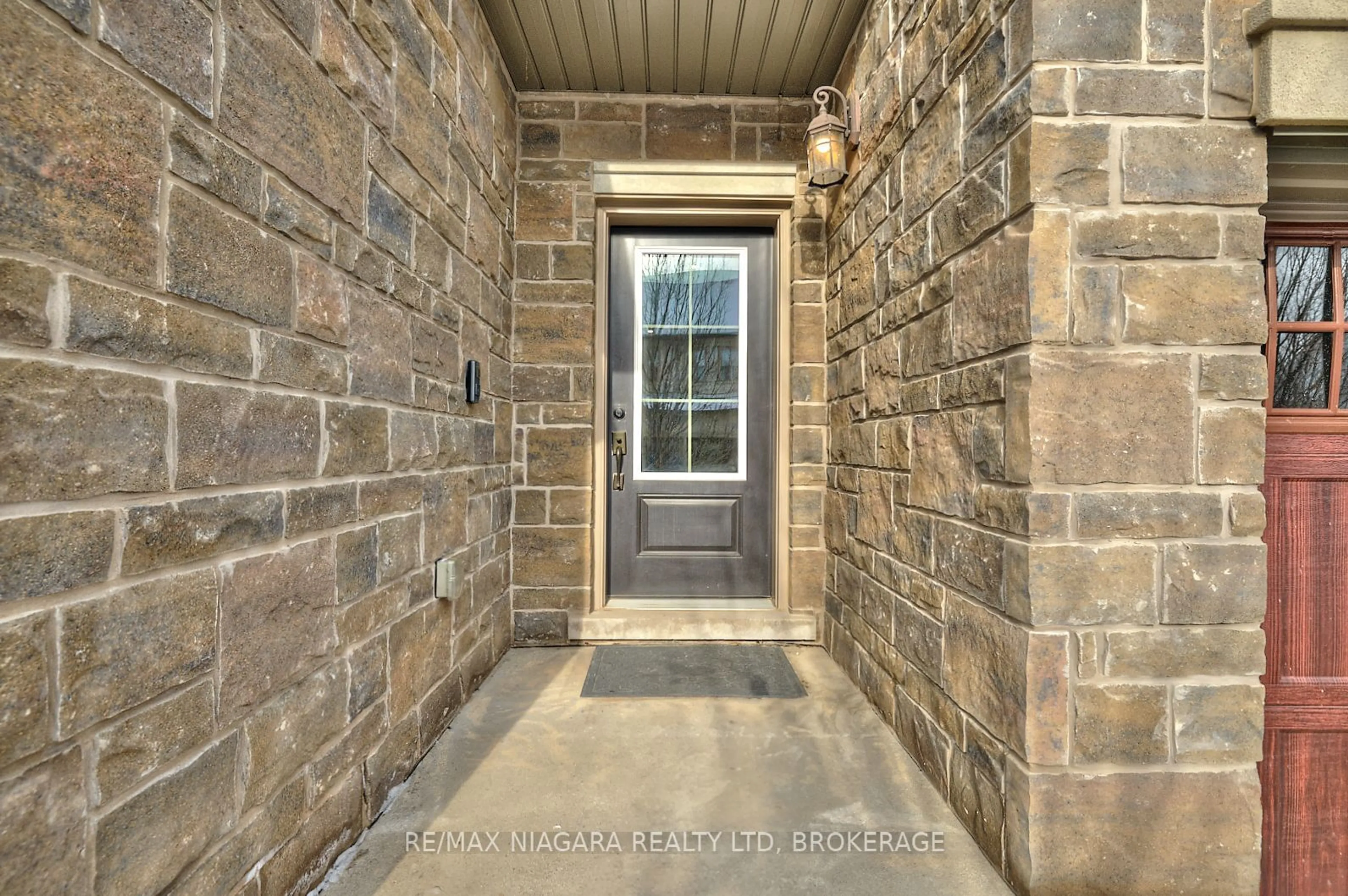 Indoor entryway for 6 St. Andrews Lane, Niagara-on-the-Lake Ontario L0S 1J0