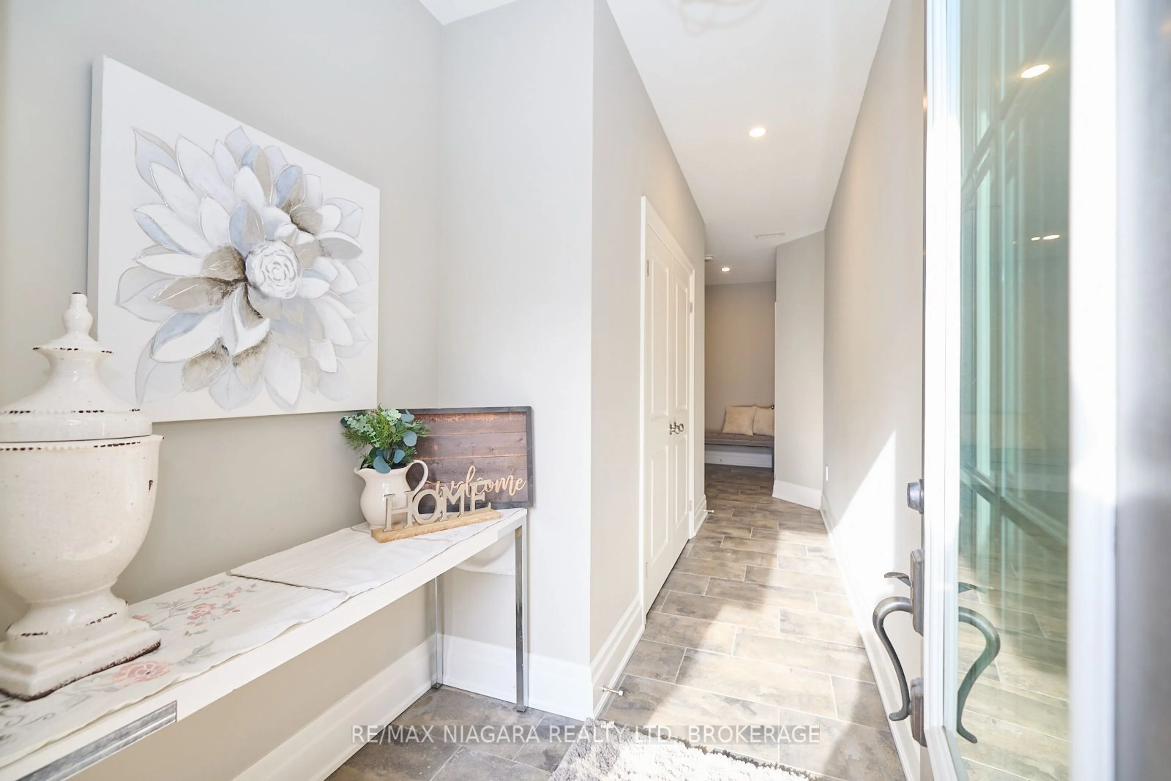 Indoor entryway for 6 St. Andrews Lane, Niagara-on-the-Lake Ontario L0S 1J0