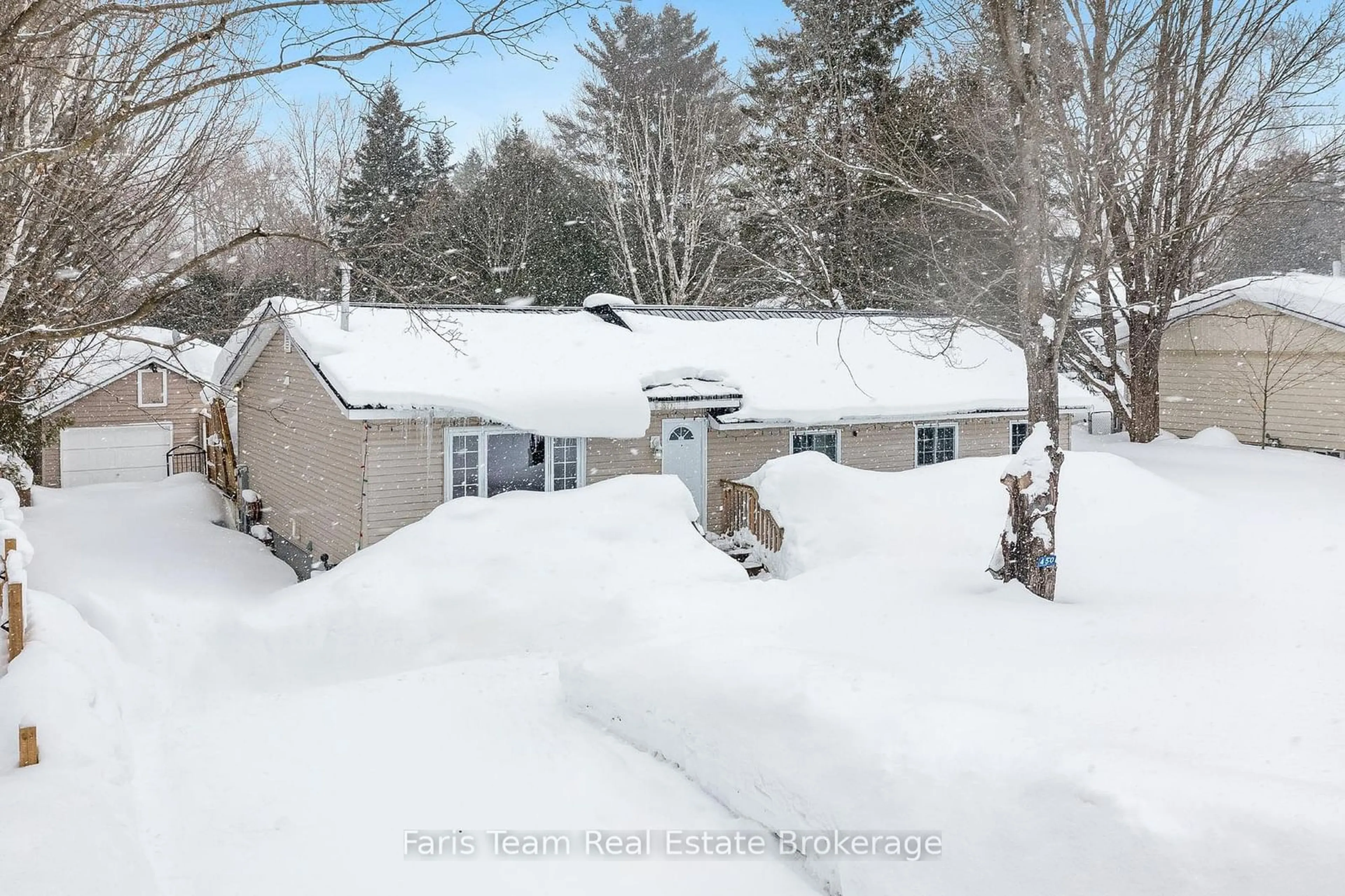 A pic from outside/outdoor area/front of a property/back of a property/a pic from drone, street for 450 Louise St, Gravenhurst Ontario P1P 1C7