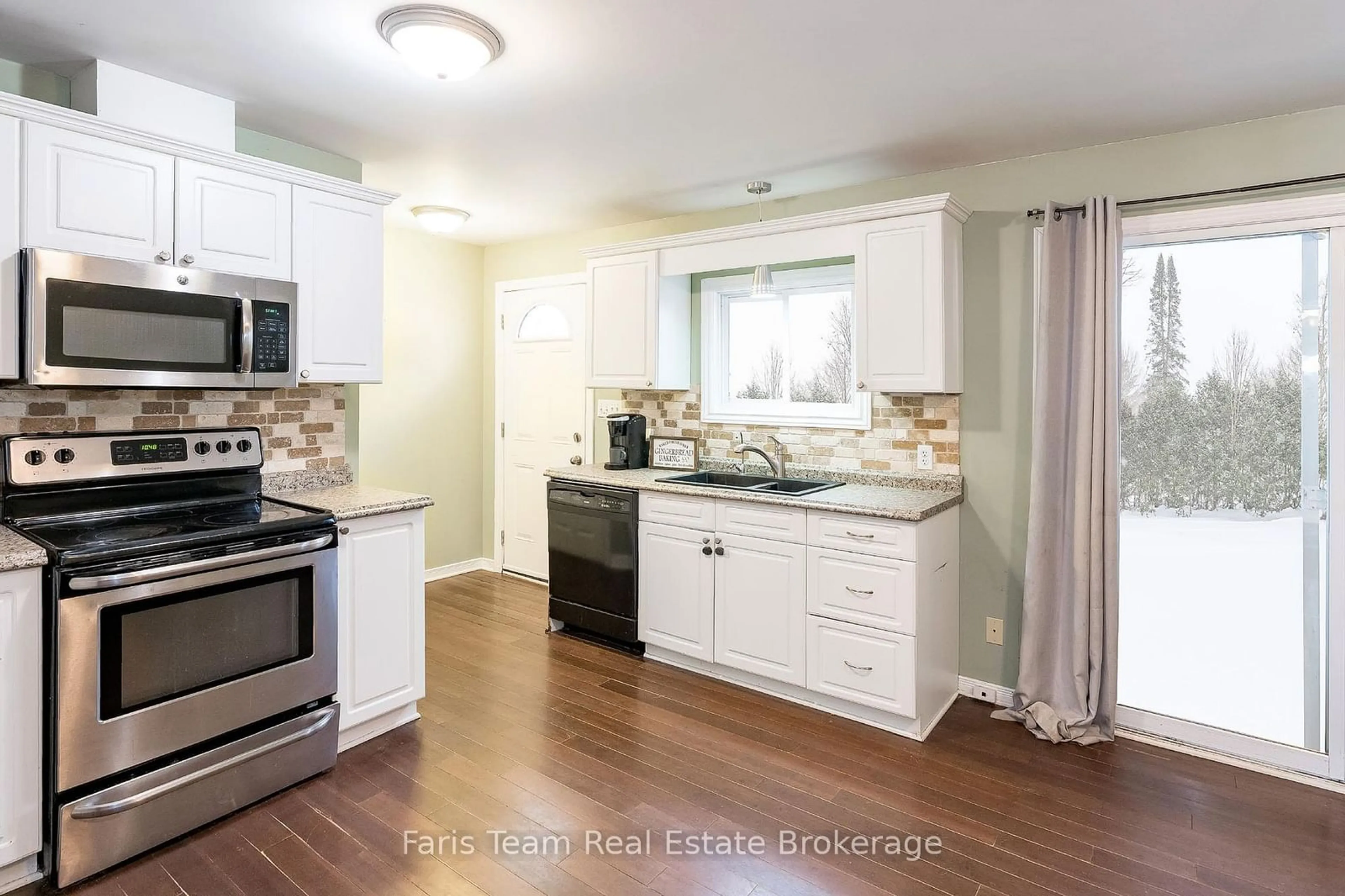 Open concept kitchen, unknown for 450 Louise St, Gravenhurst Ontario P1P 1C7