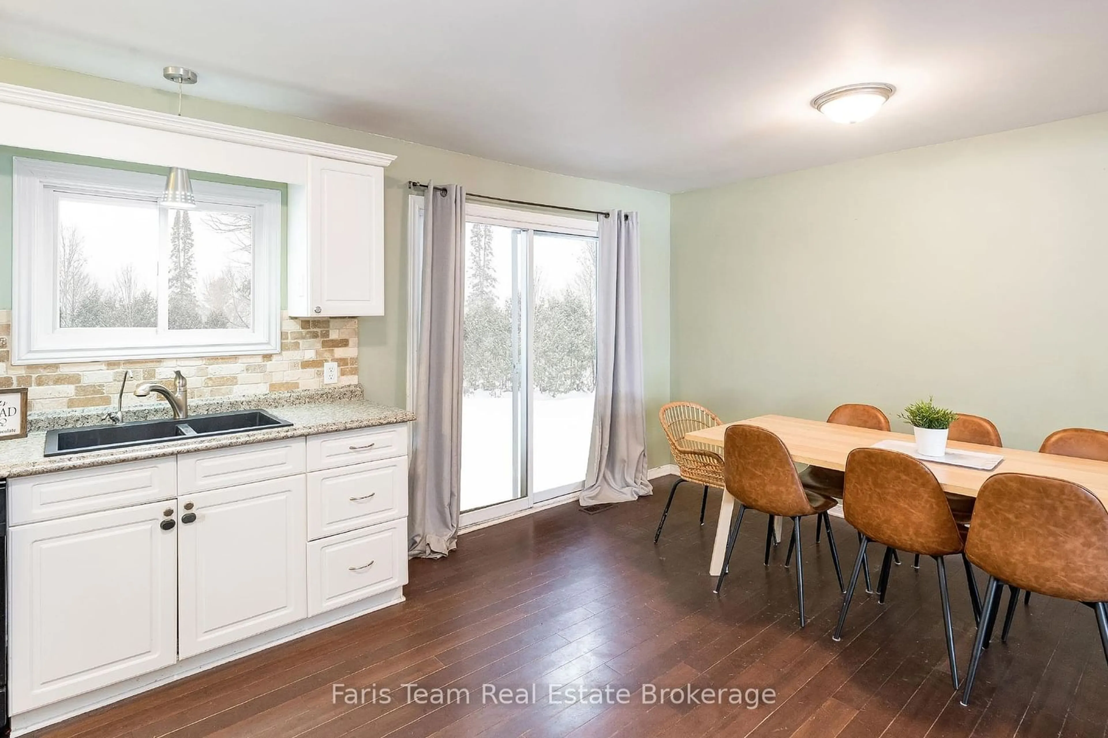 Open concept kitchen, wood/laminate floor for 450 Louise St, Gravenhurst Ontario P1P 1C7