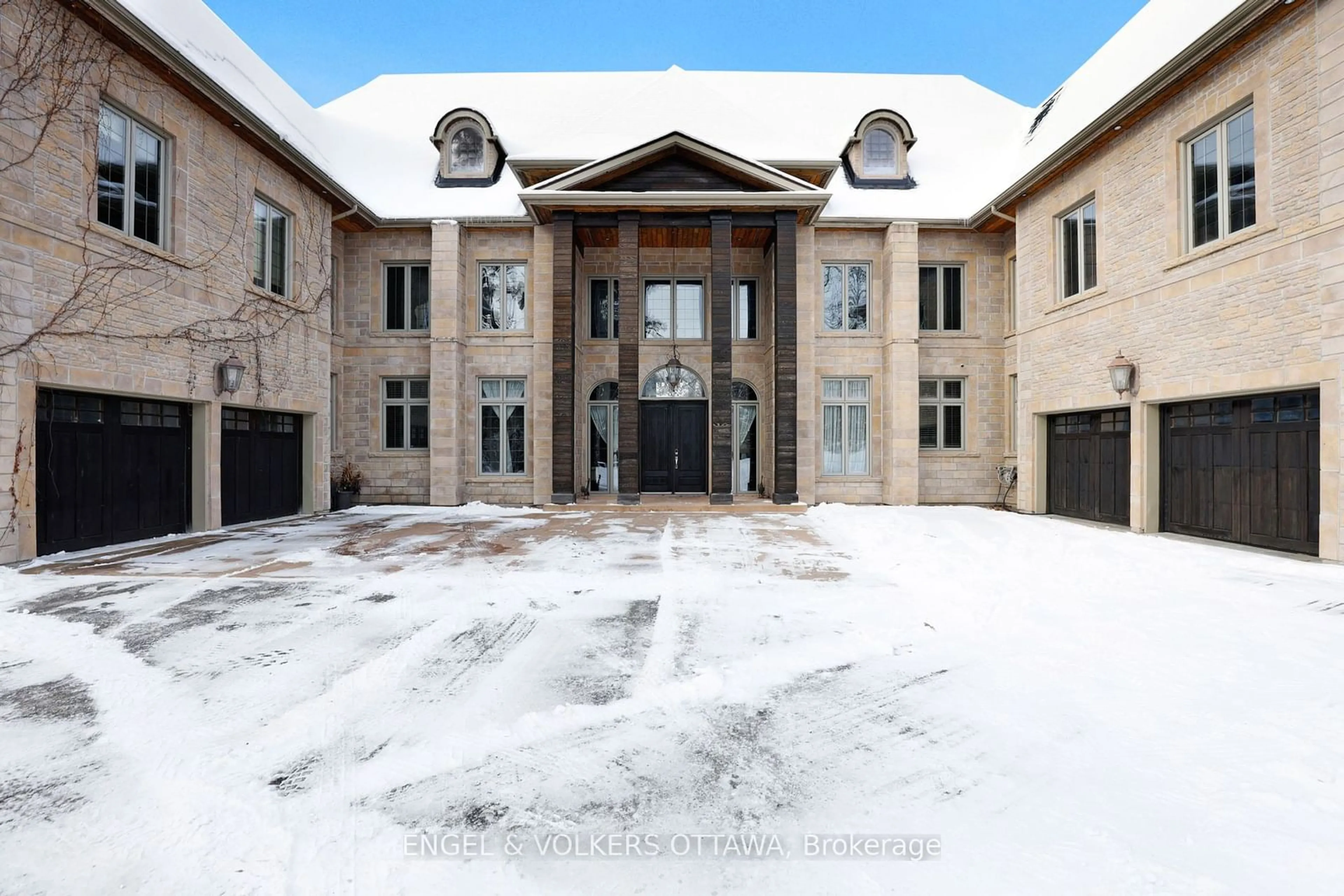 Indoor foyer for 2892 Presquile Rd, Alfred and Plantagenet Ontario K0B 1J0