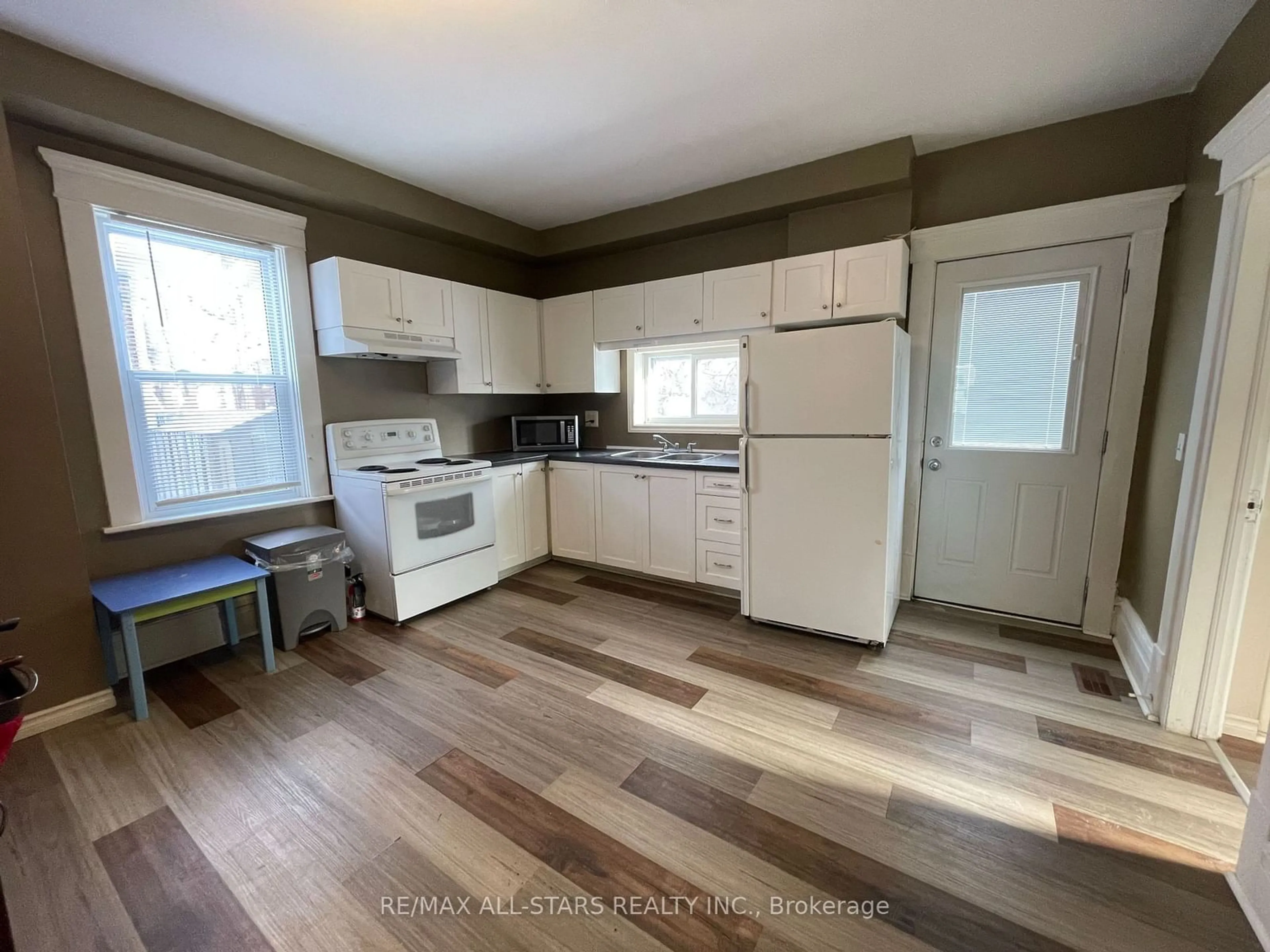 Standard kitchen, unknown for 24 Aylmer St, Peterborough Ontario K9J 3H5