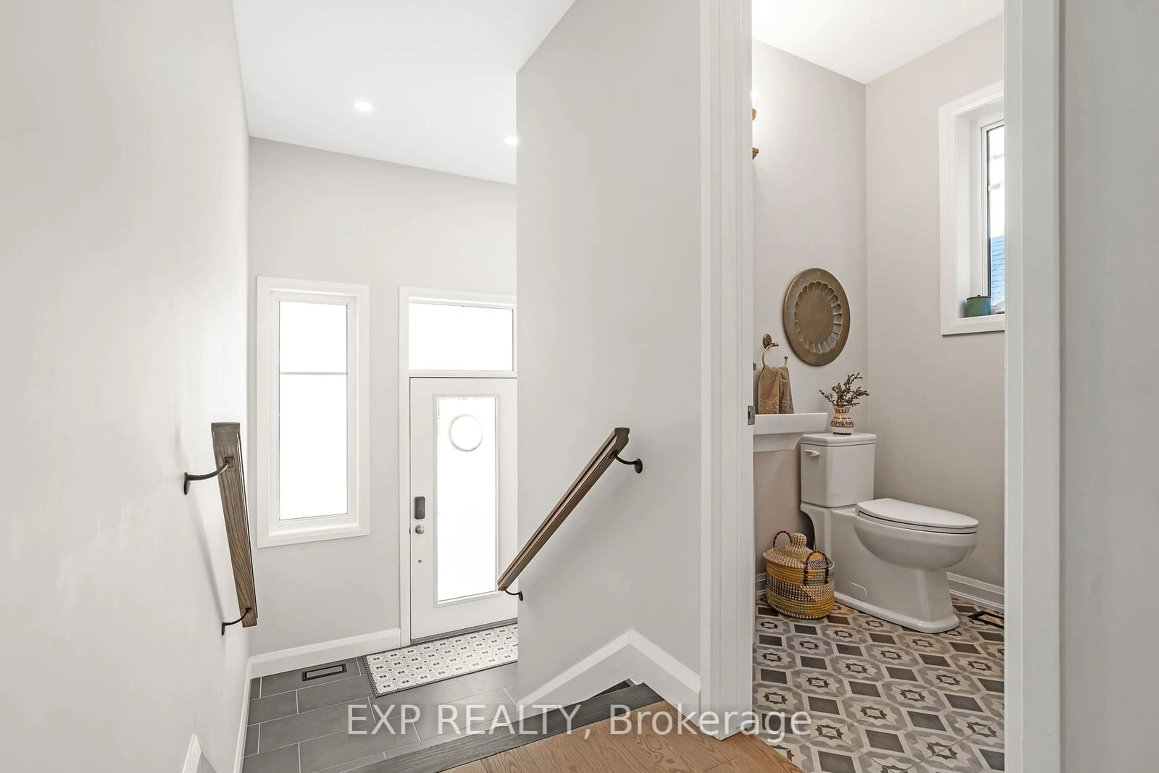 Contemporary bathroom, ceramic/tile floor for 280 MEYNELL Rd, Stittsville - Munster - Richmond Ontario K0A 2Z0