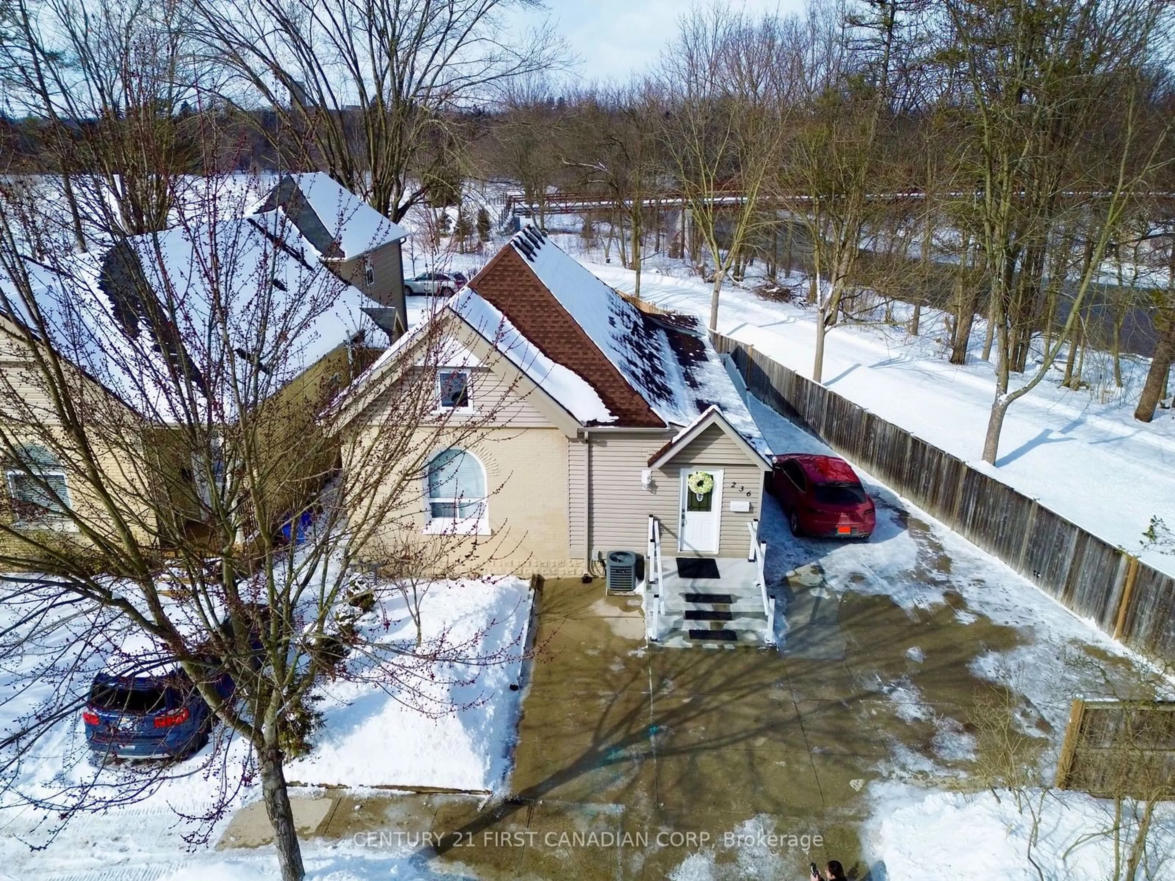 A pic from outside/outdoor area/front of a property/back of a property/a pic from drone, street for 236 Raymond Ave, London Ontario N6A 2N1