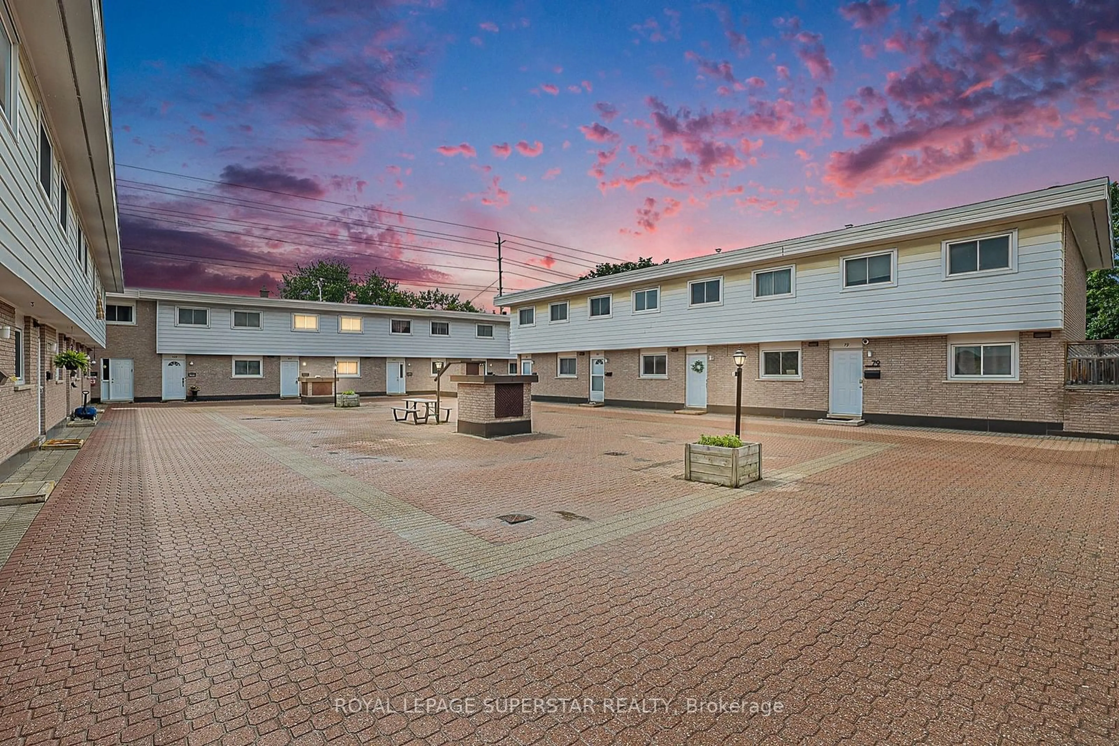 A pic from outside/outdoor area/front of a property/back of a property/a pic from drone, building for 427 Moodie Dr #25, Bells Corners and South to Fallowfield Ontario K2H 8A6