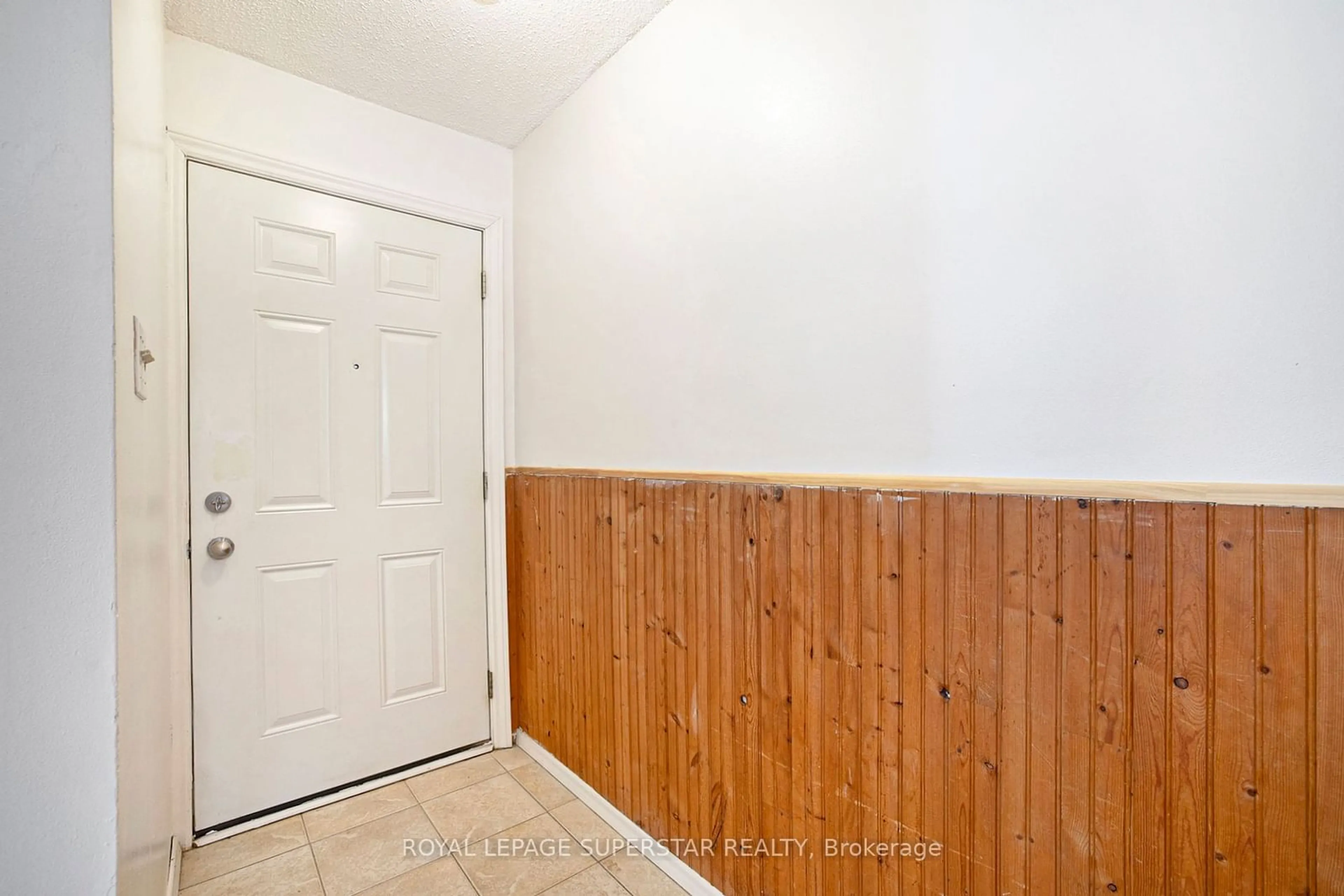 Indoor entryway for 427 Moodie Dr #25, Bells Corners and South to Fallowfield Ontario K2H 8A6