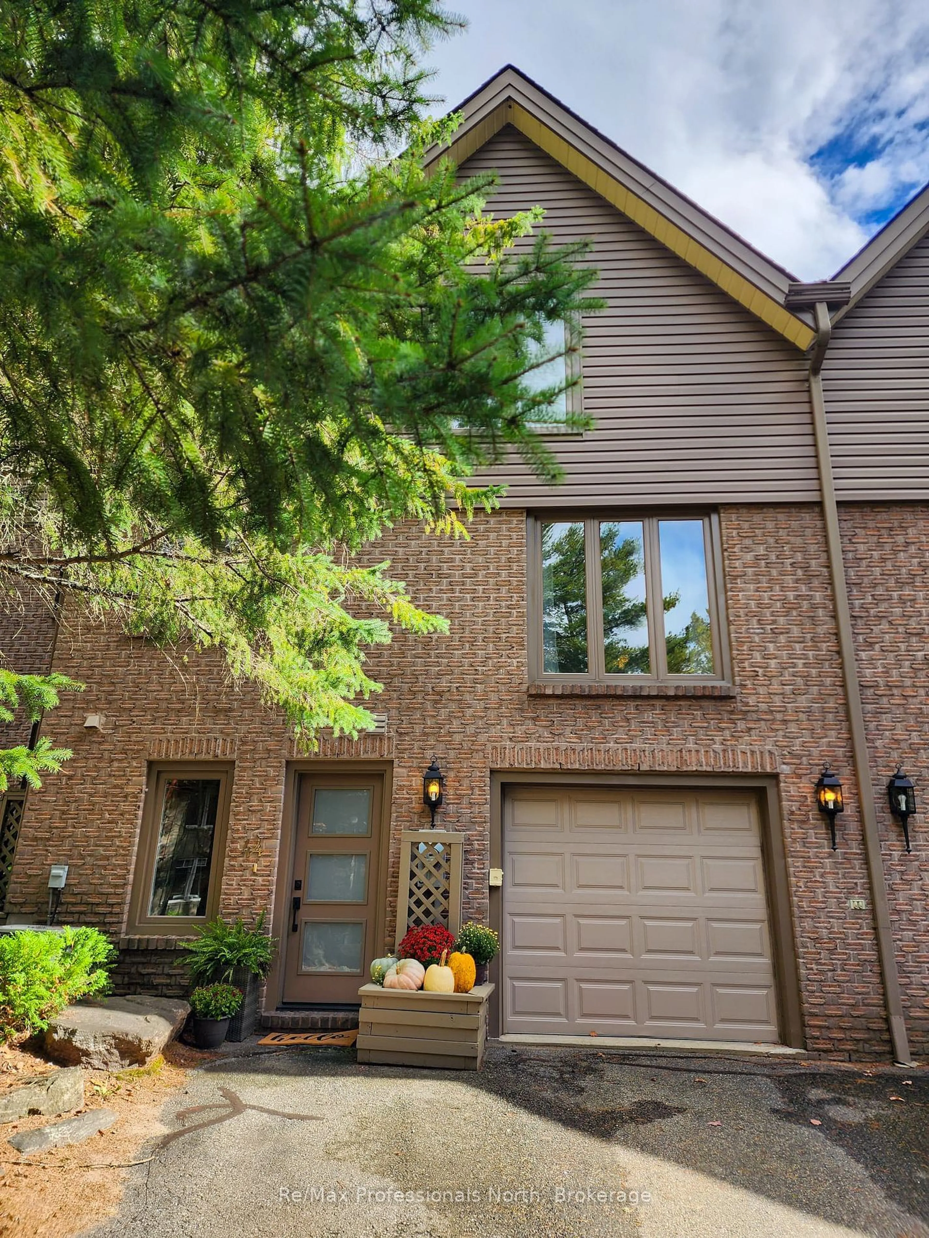 Home with brick exterior material, street for 44 FAIRWAYS Crt, Bracebridge Ontario P1L 1C6