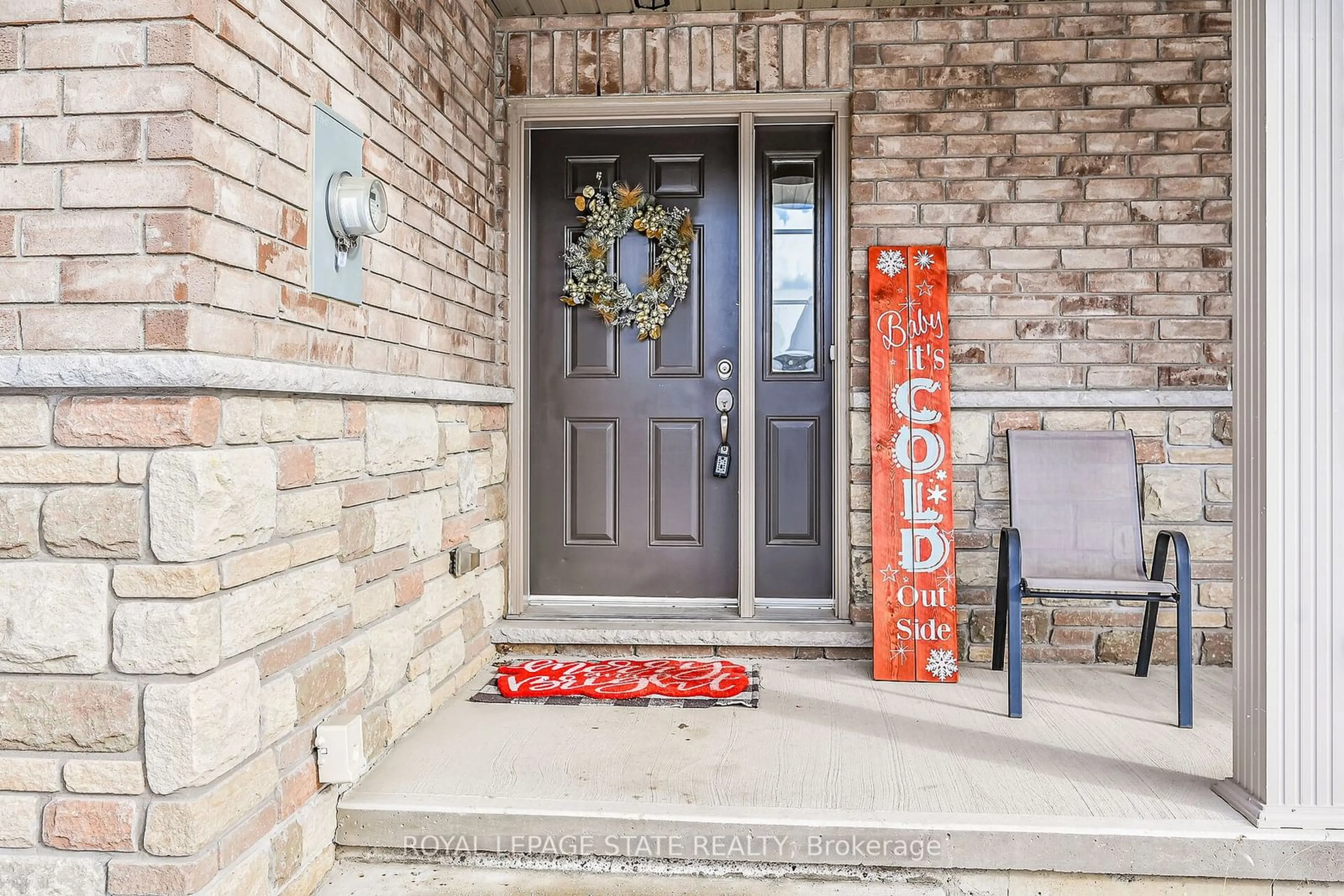 Indoor entryway for 37 Banks St, Brantford Ontario N3T 0H7