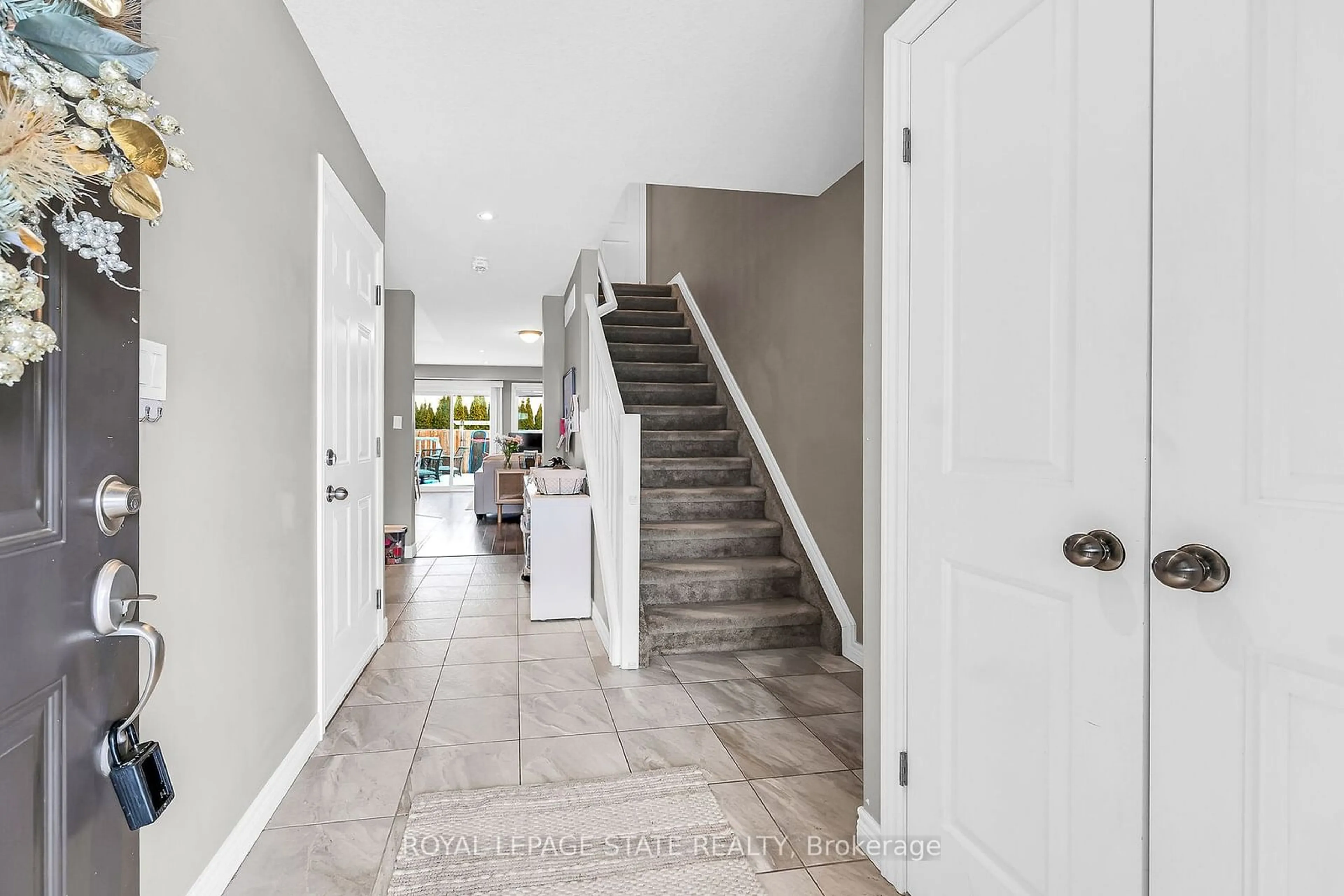 Indoor entryway for 37 Banks St, Brantford Ontario N3T 0H7