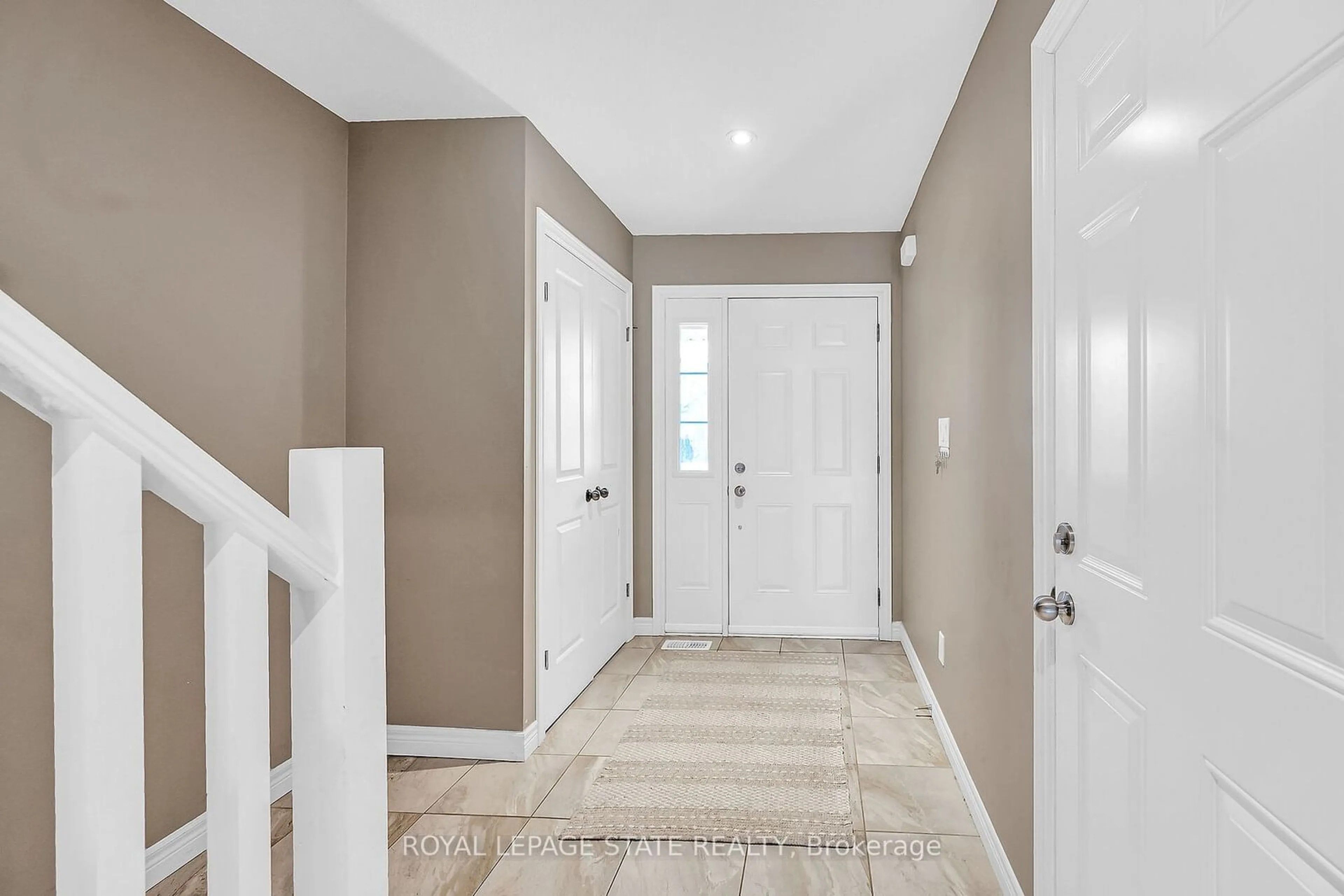 Indoor entryway for 37 Banks St, Brantford Ontario N3T 0H7