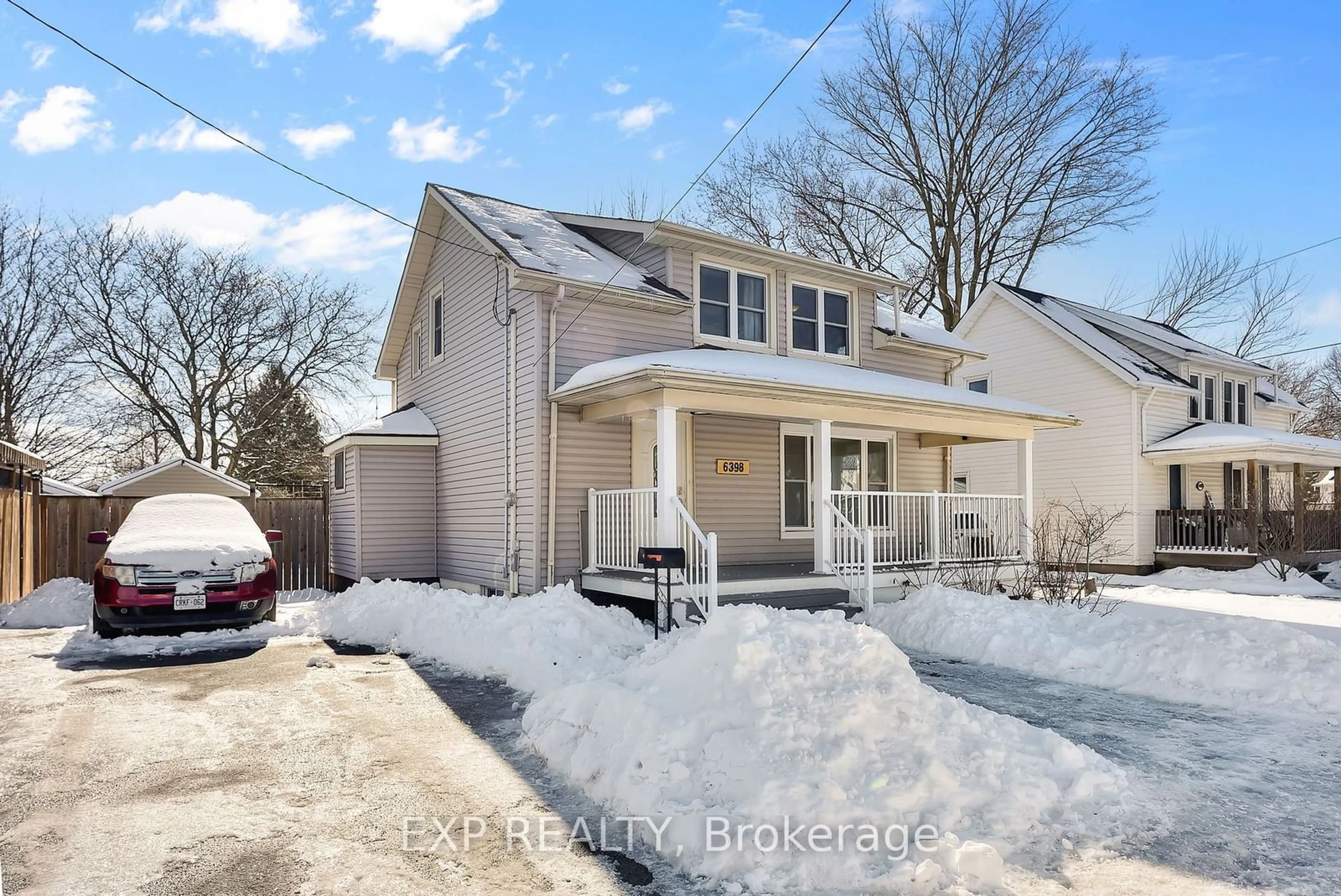 A pic from outside/outdoor area/front of a property/back of a property/a pic from drone, street for 6398 Crawford St, Niagara Falls Ontario L2E 5Z1