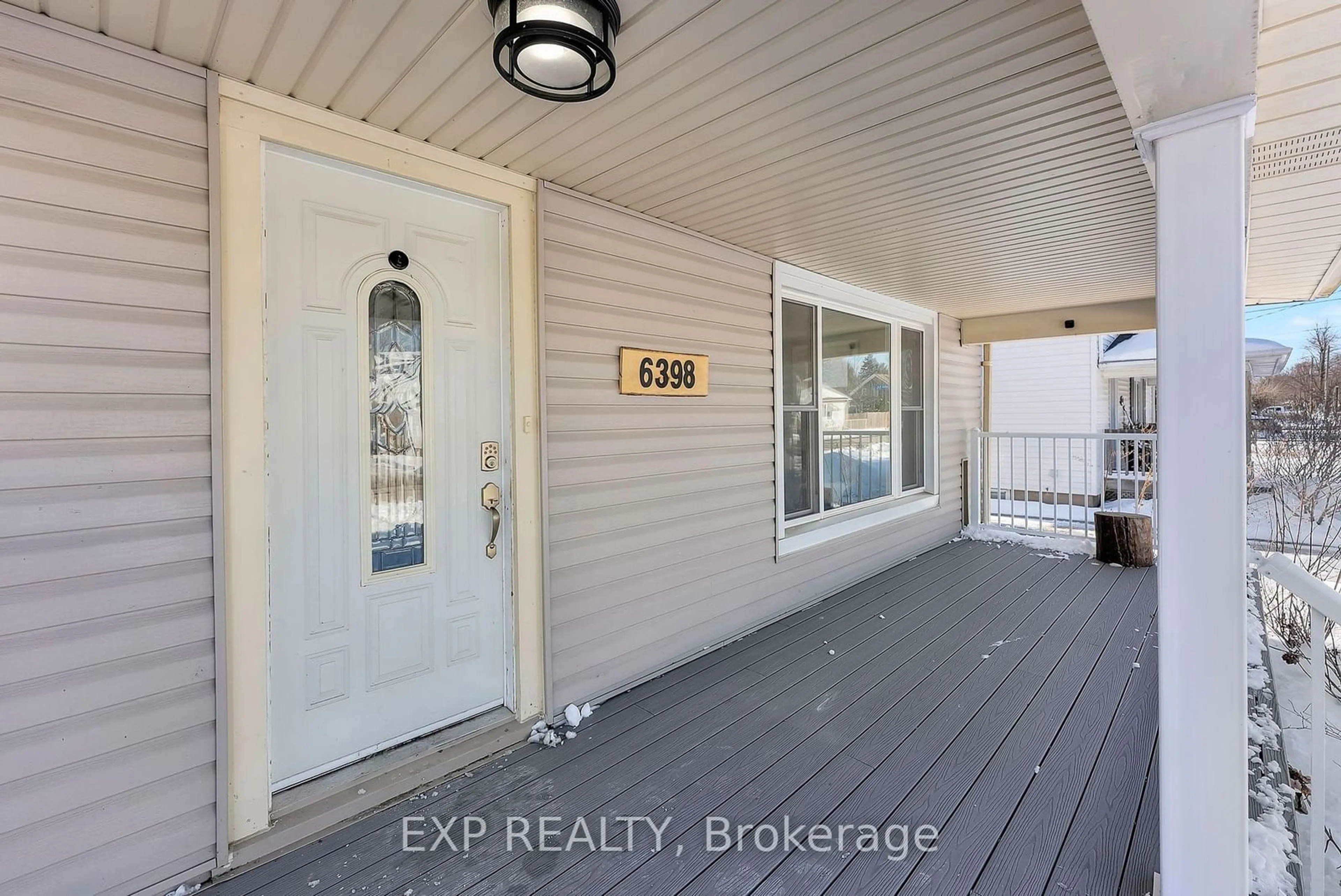 Indoor entryway for 6398 Crawford St, Niagara Falls Ontario L2E 5Z1