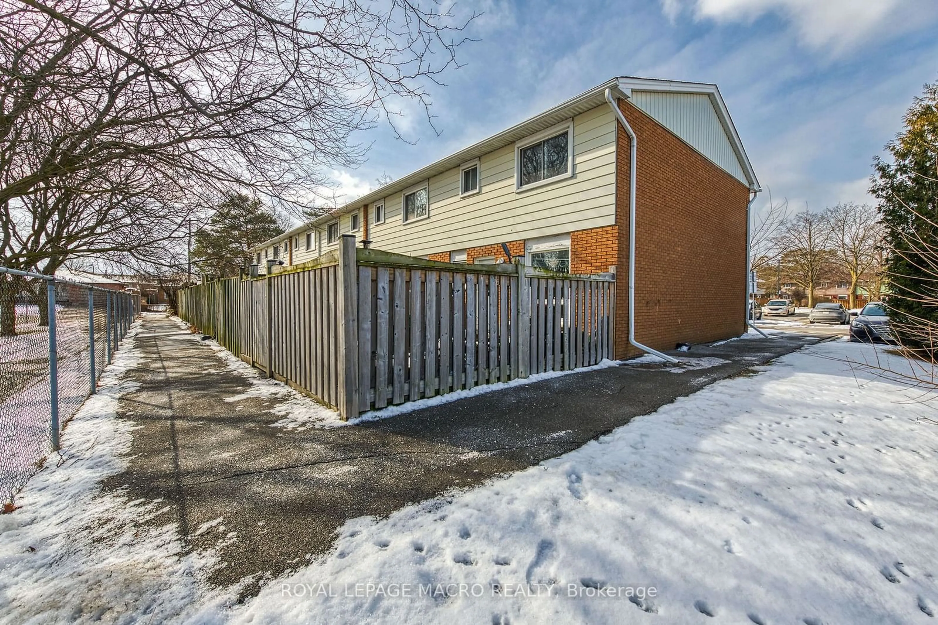 Patio, street for 2700 Barton St #25, Hamilton Ontario L8E 2J7