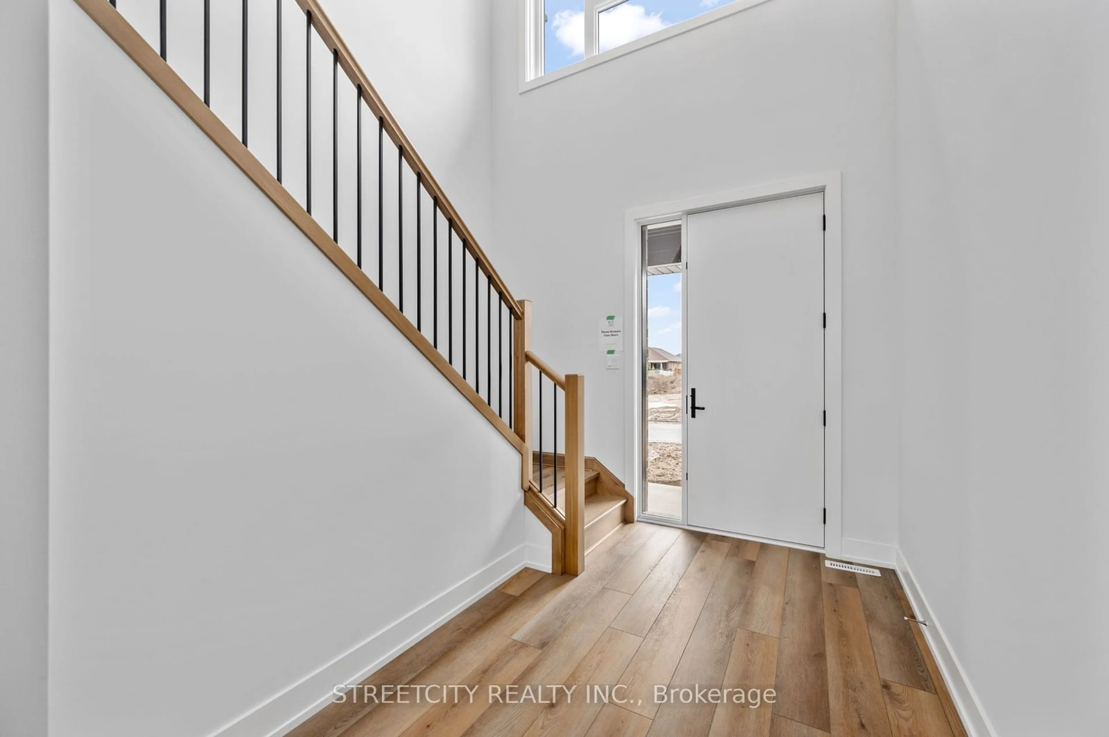 Indoor entryway for 33 LUCAS Rd, St. Thomas Ontario N5R 0M2