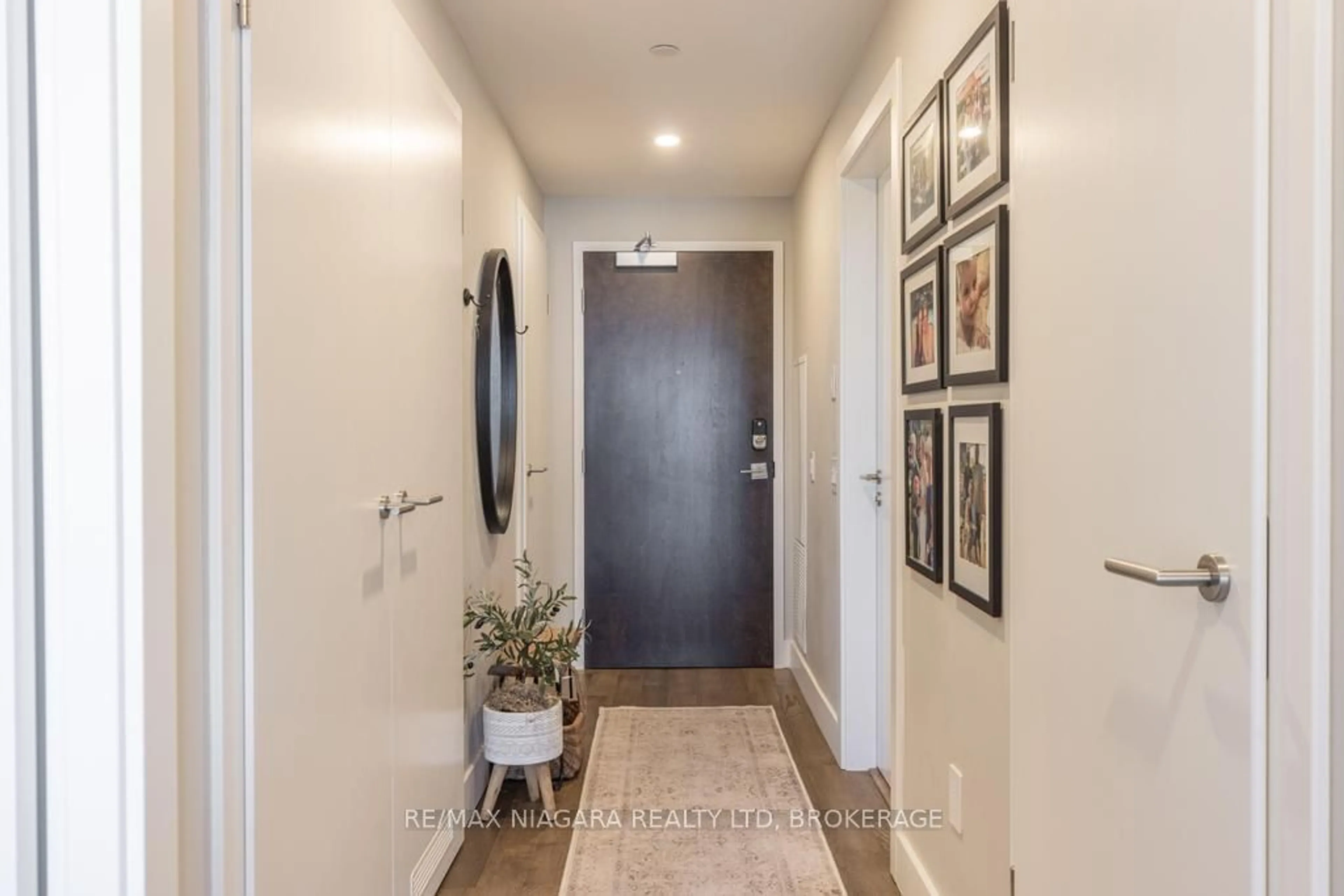 Indoor entryway for 57 Lakeport Rd #302, St. Catharines Ontario L2N 4P6