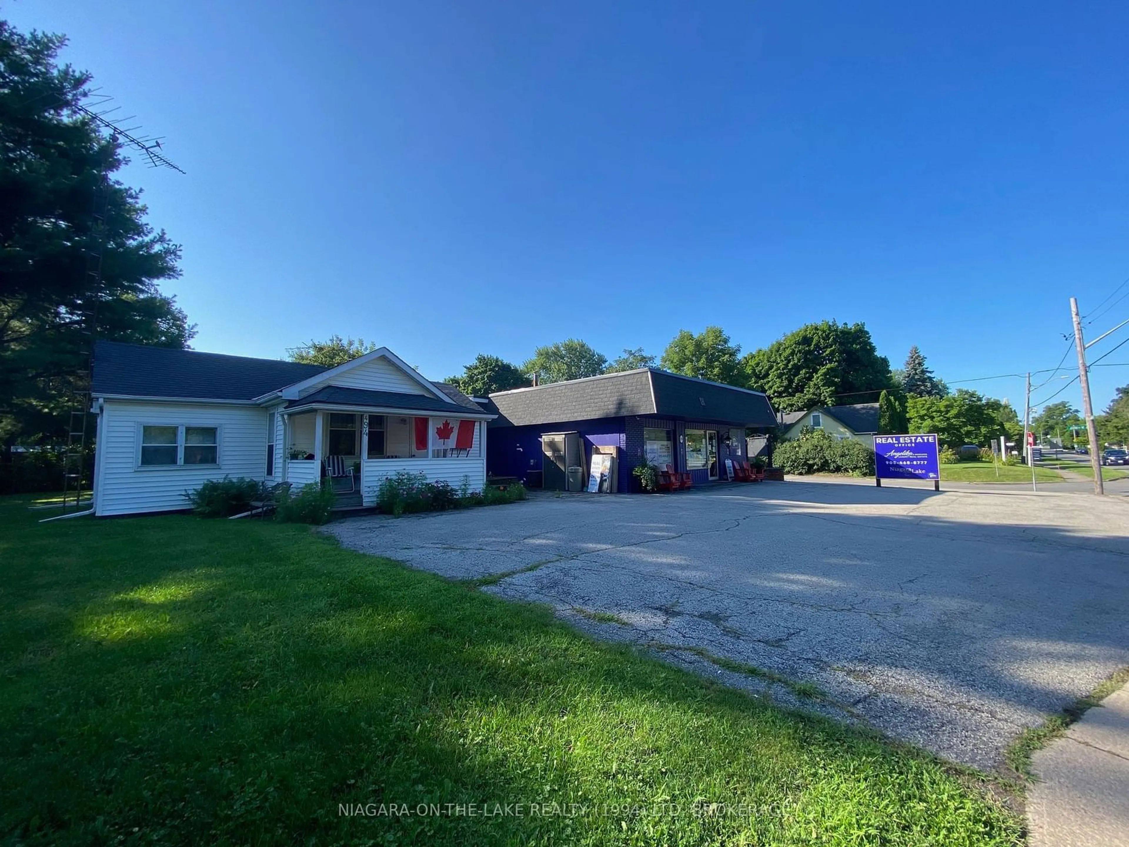 A pic from outside/outdoor area/front of a property/back of a property/a pic from drone, street for 494 MISSISSAGUA St, Niagara-on-the-Lake Ontario L0S 1J0