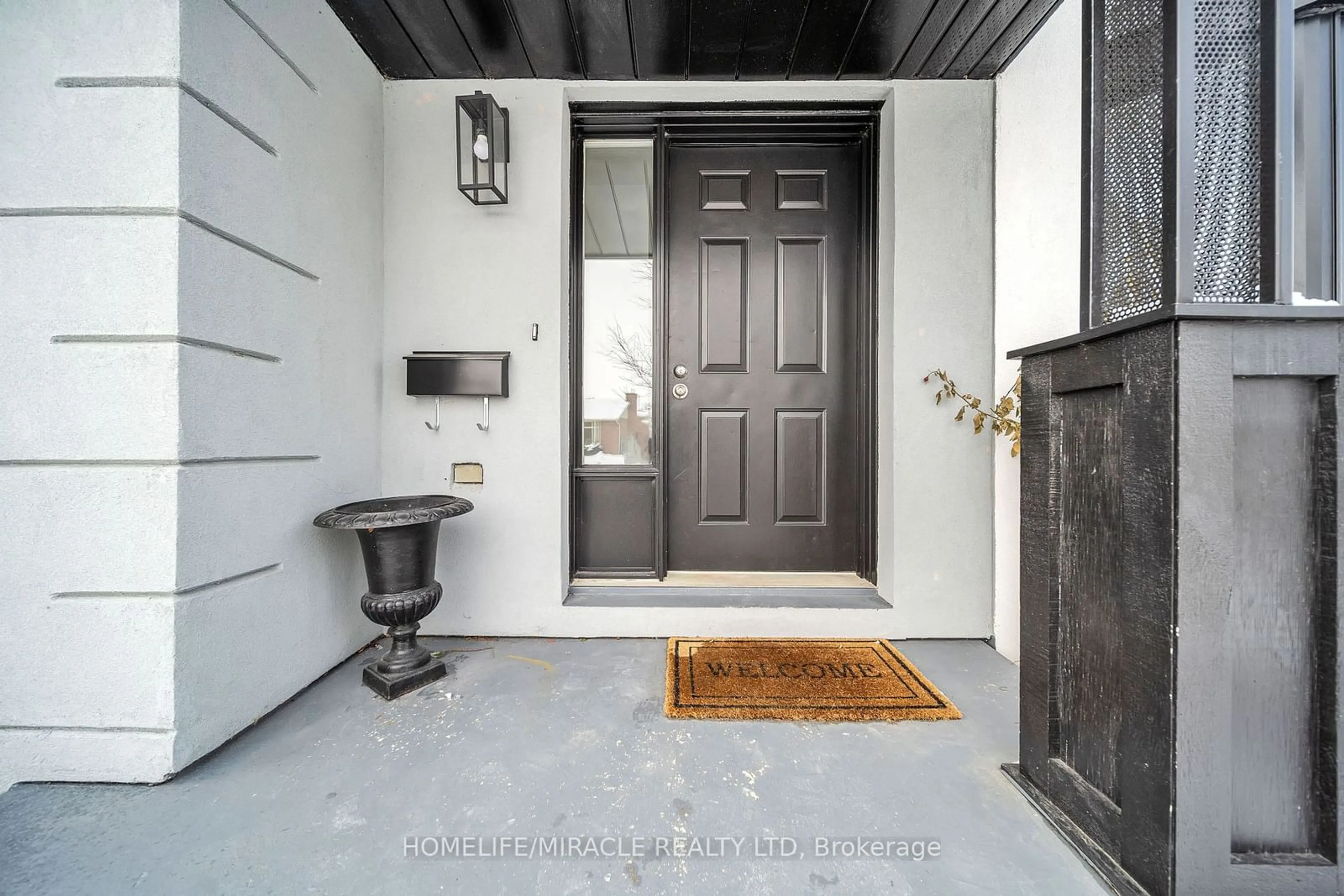 Indoor entryway for 228 Ferguson Dr, Woodstock Ontario N4V 1A6