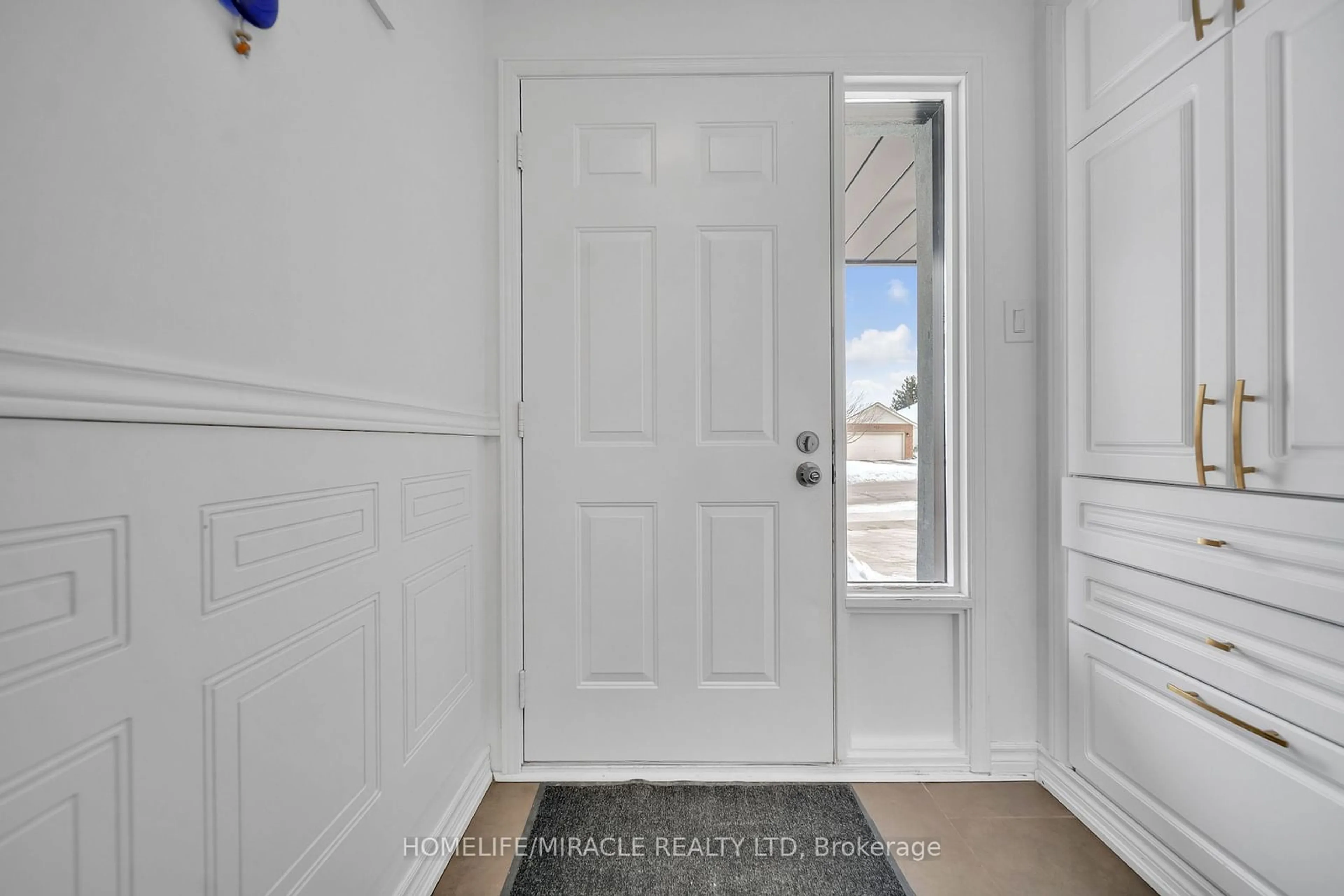 Indoor entryway for 228 Ferguson Dr, Woodstock Ontario N4V 1A6